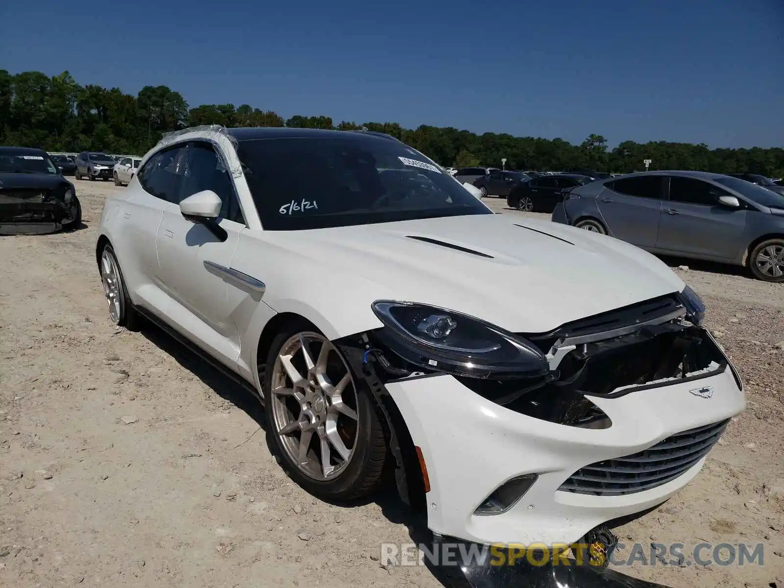 1 Photograph of a damaged car SCFVUJAW5MTV01197 ASTON MARTIN DBX 2021