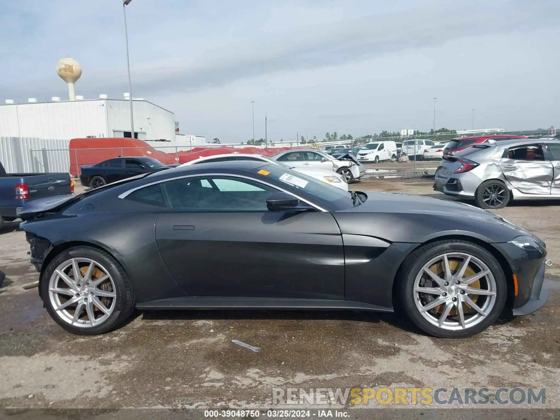 14 Photograph of a damaged car SCFSMGAW4LGN03018 ASTON MARTIN VANTAGE 2020