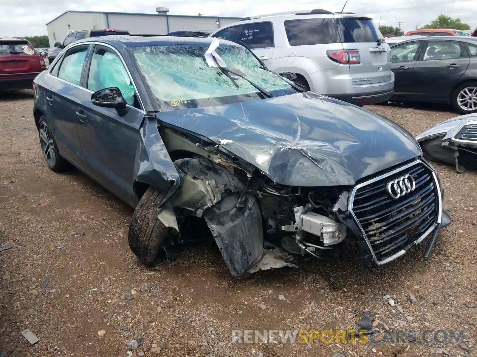 1 Фотография поврежденного автомобиля WAUAUGFF4K1012000 AUDI A3 2019
