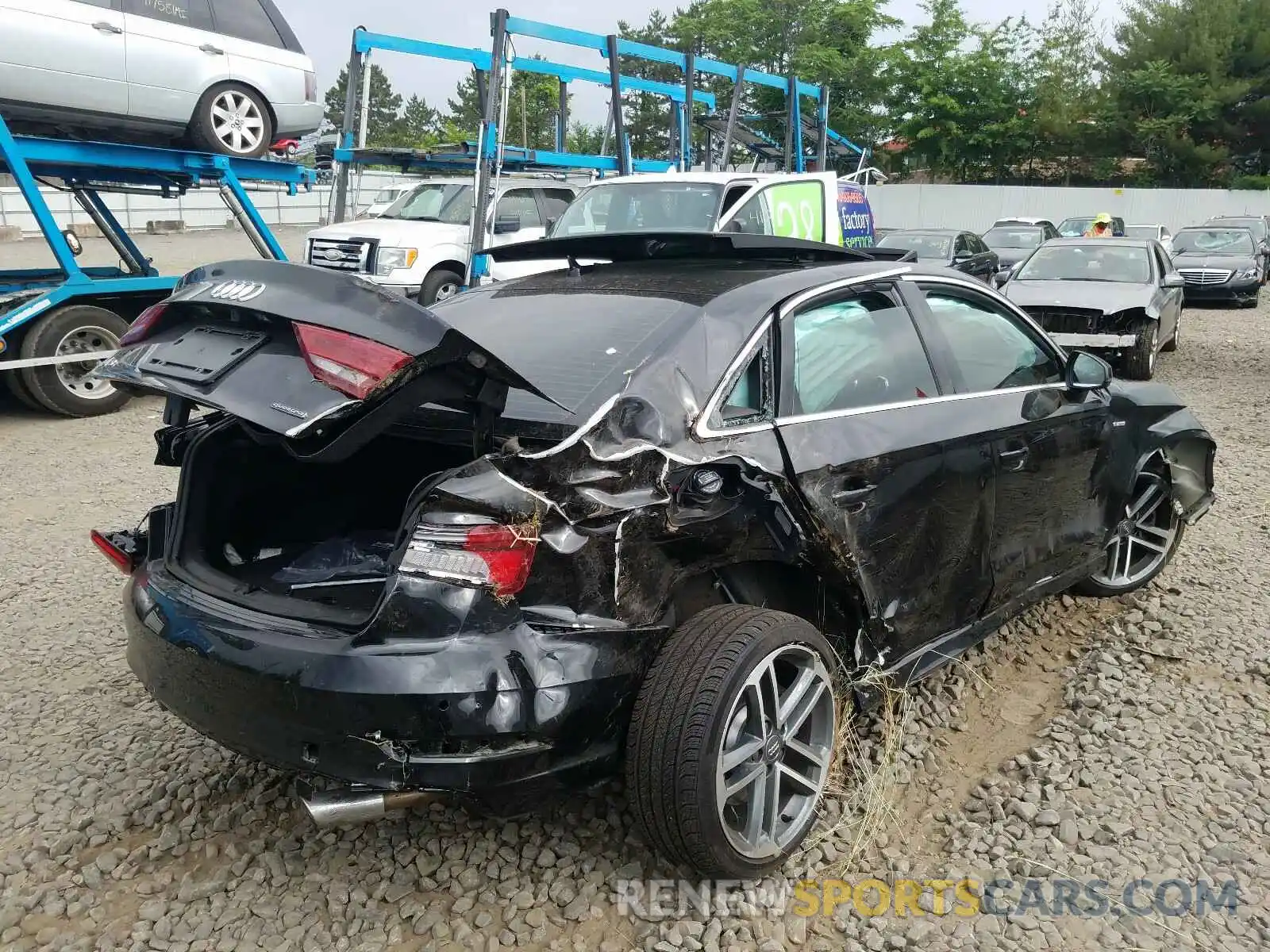 4 Фотография поврежденного автомобиля WAUJEGFF9K1017979 AUDI A3 2019