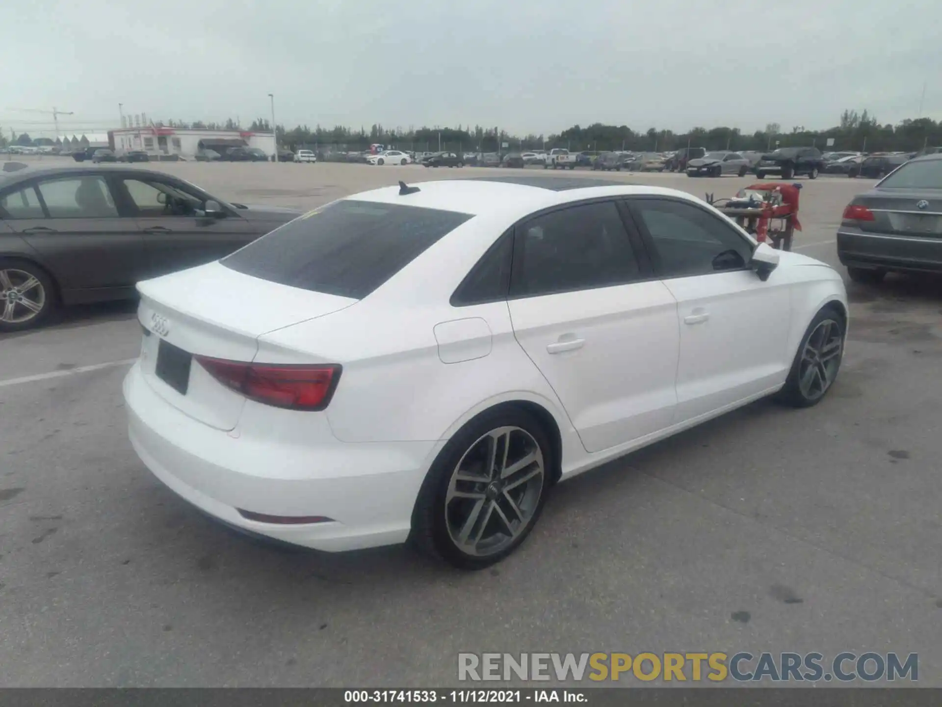 4 Фотография поврежденного автомобиля WAUAUGFF4KA081673 AUDI A3 SEDAN 2019