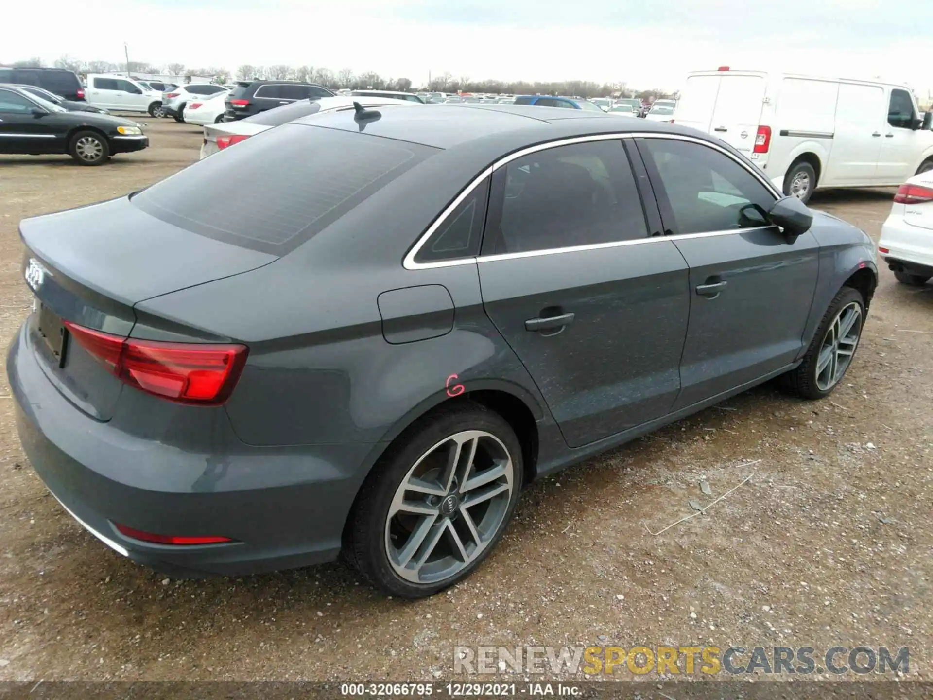 4 Фотография поврежденного автомобиля WAUAUGFF8K1011061 AUDI A3 SEDAN 2019