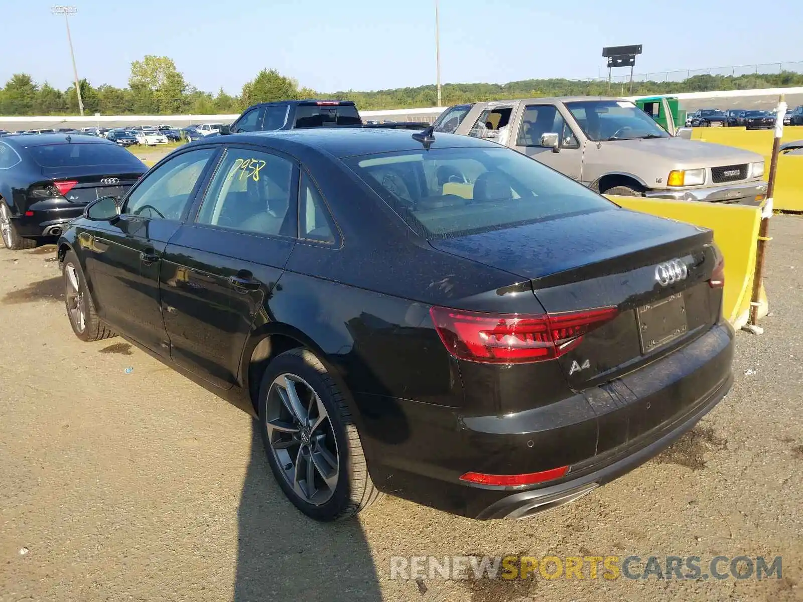 3 Фотография поврежденного автомобиля WAUGMAF47KA107852 AUDI A4 2019