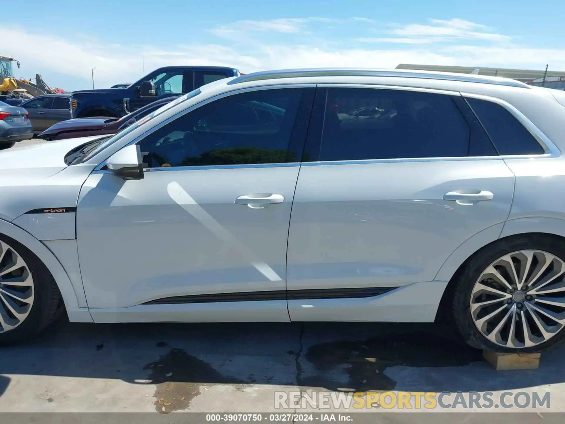 14 Photograph of a damaged car WA1VABGE0KB015017 AUDI E-TRON 2019