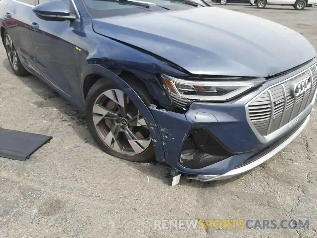 9 Photograph of a damaged car WA13AAGE7NB008894 AUDI E-TRON 2022