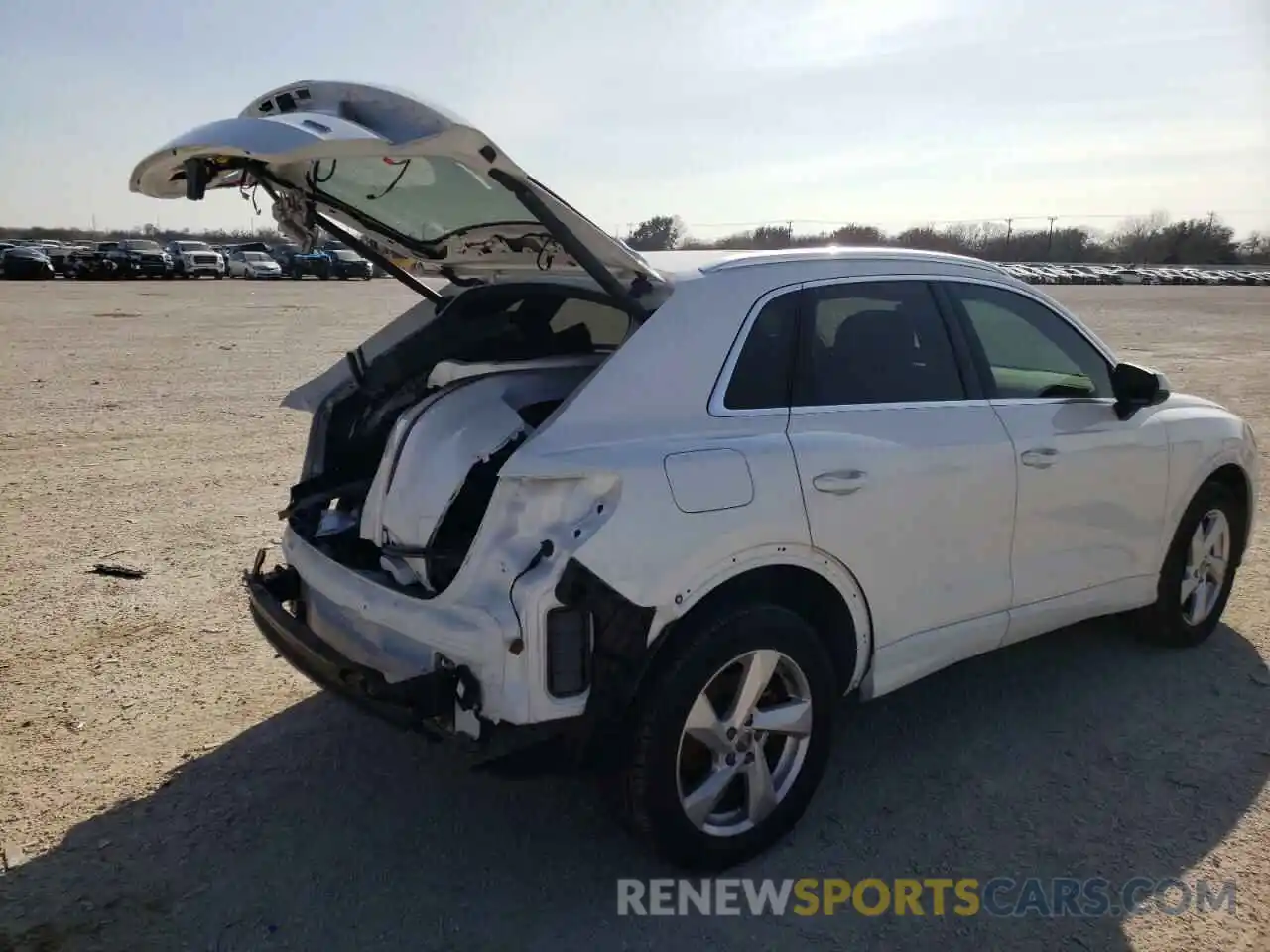 4 Photograph of a damaged car WA1BECF31L1095397 AUDI Q3 2020