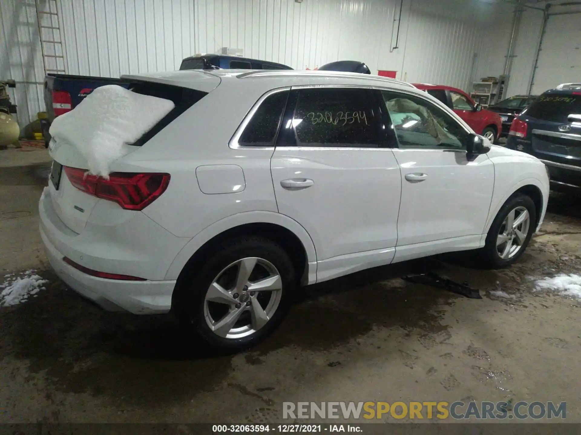 4 Photograph of a damaged car WA1BECF33L1047643 AUDI Q3 2020