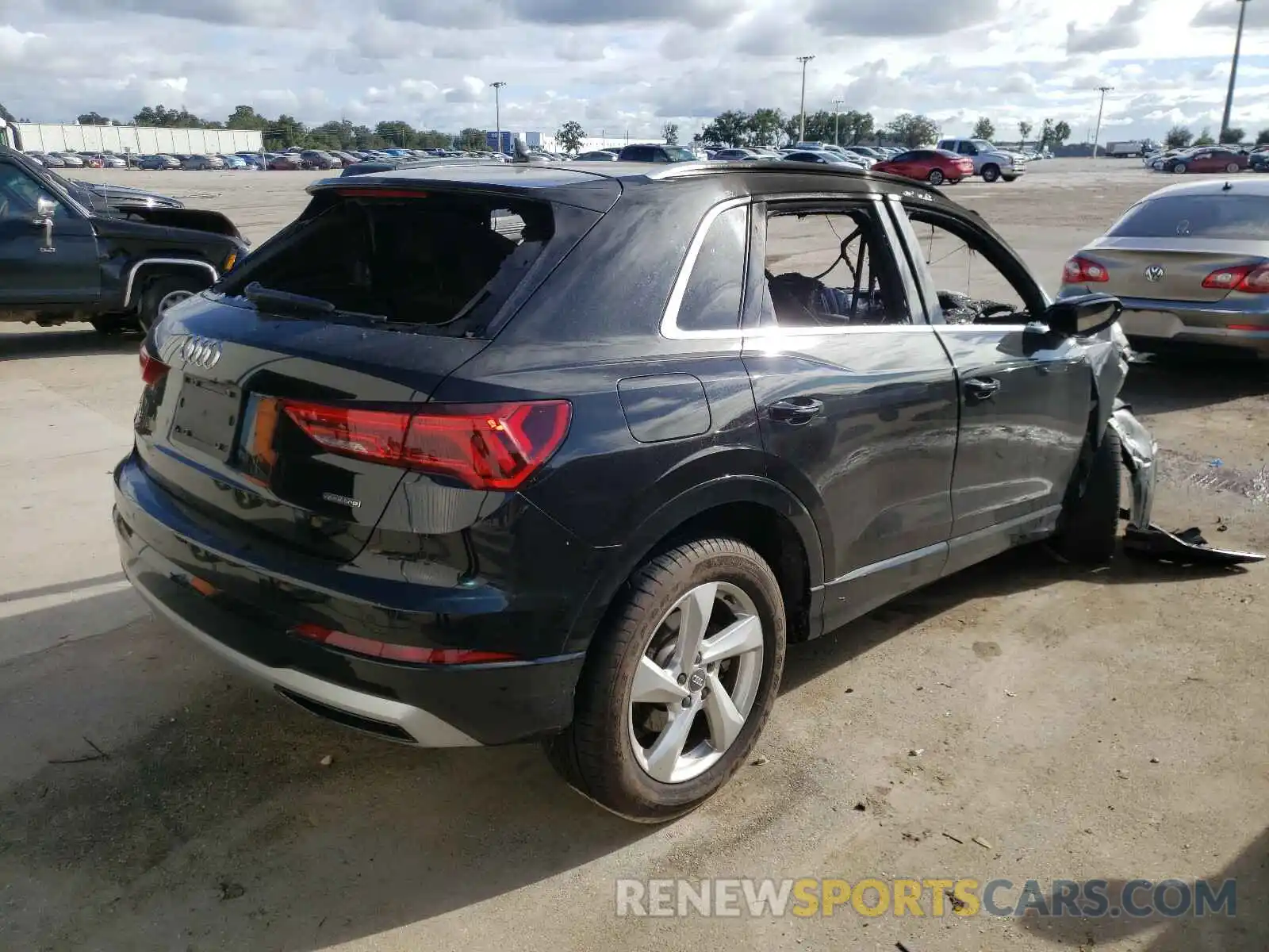 4 Photograph of a damaged car WA1BECF39L1017773 AUDI Q3 2020