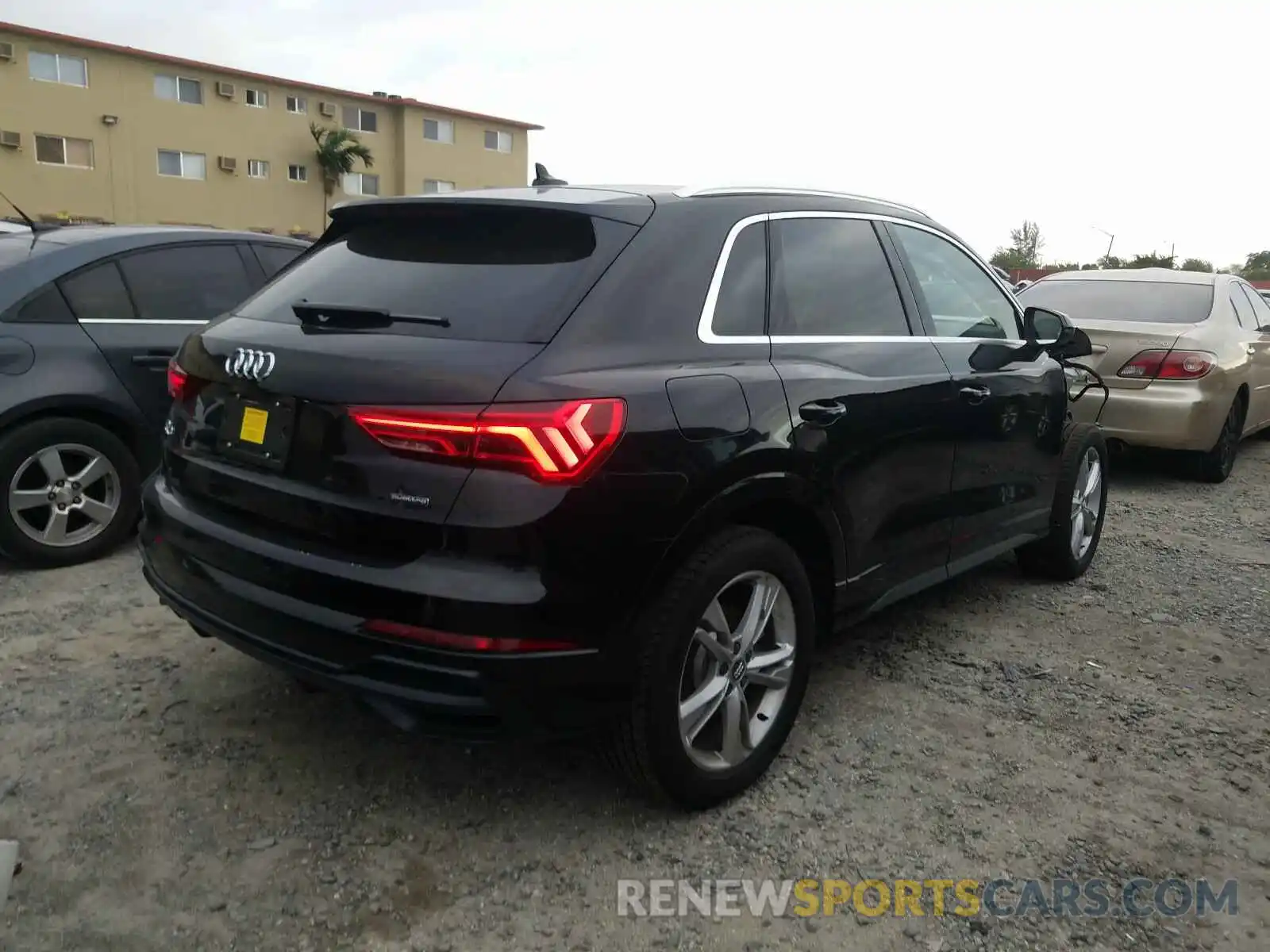 4 Photograph of a damaged car WA1DECF33L1087102 AUDI Q3 2020