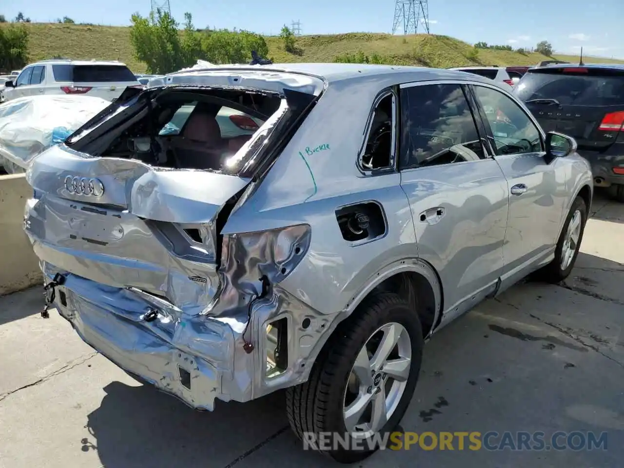 4 Photograph of a damaged car WA1AUCF33M1153896 AUDI Q3 2021