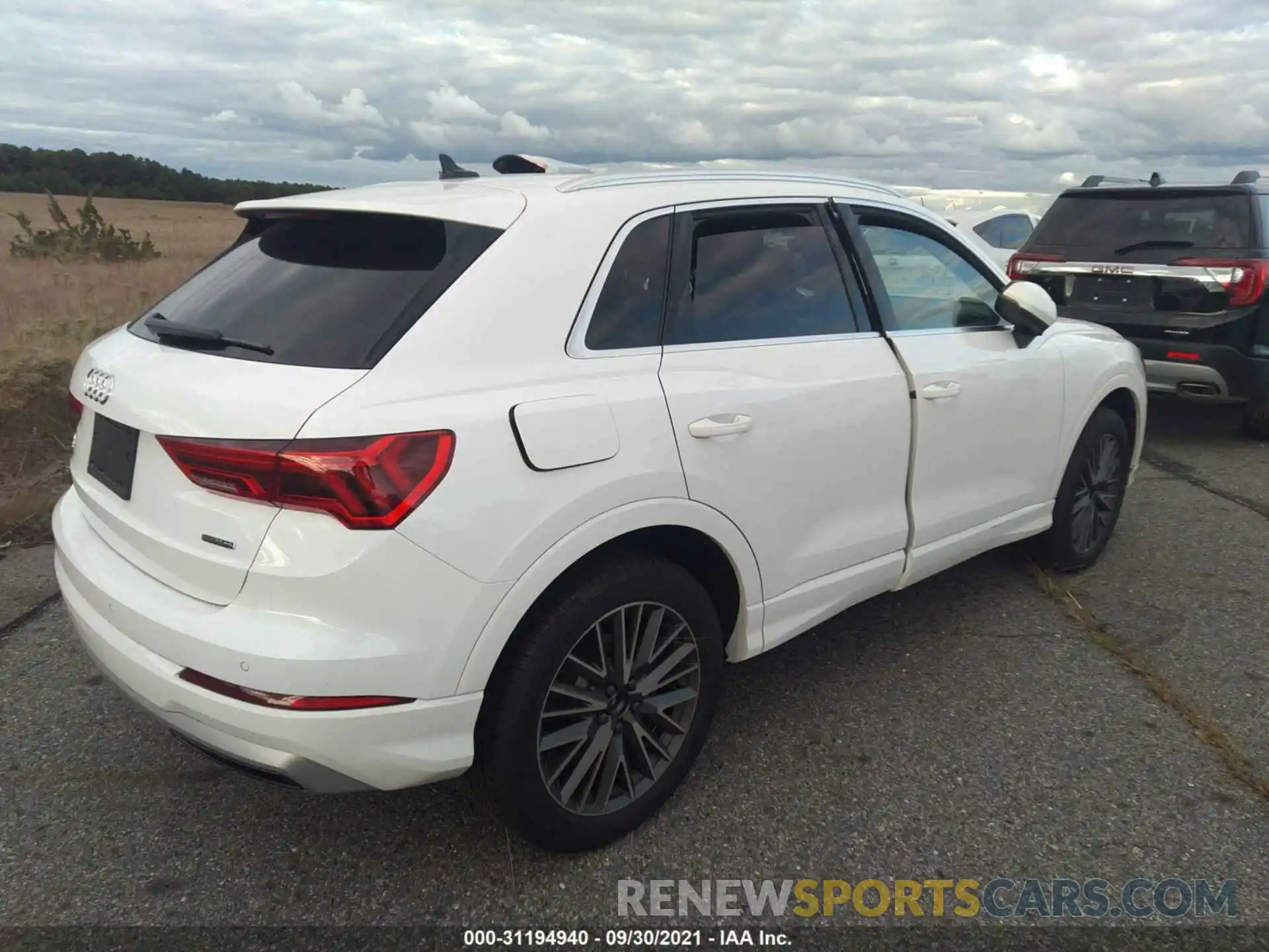 4 Photograph of a damaged car WA1AUCF34M1120695 AUDI Q3 2021