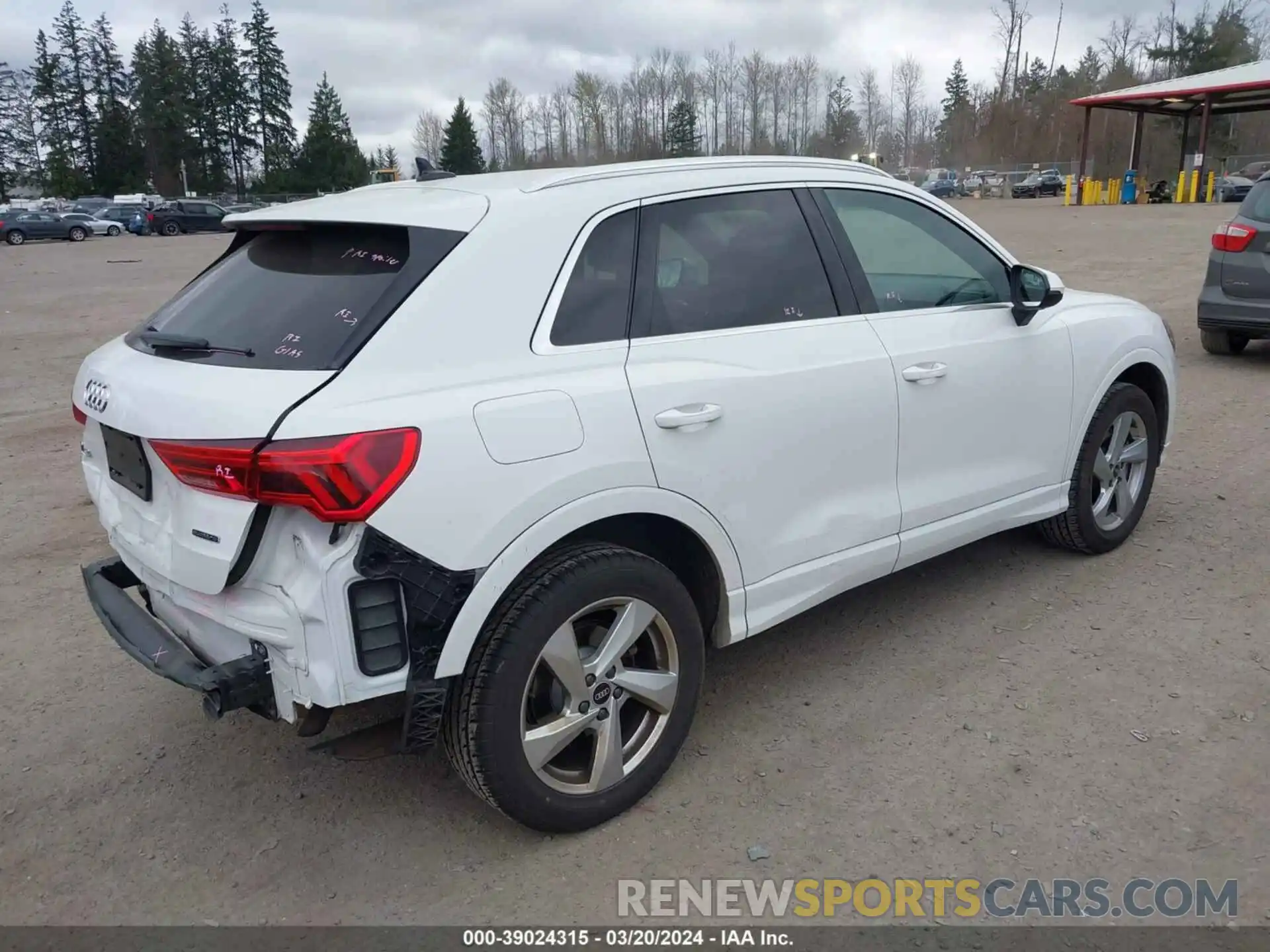 4 Photograph of a damaged car WA1AUCF37M1095260 AUDI Q3 2021