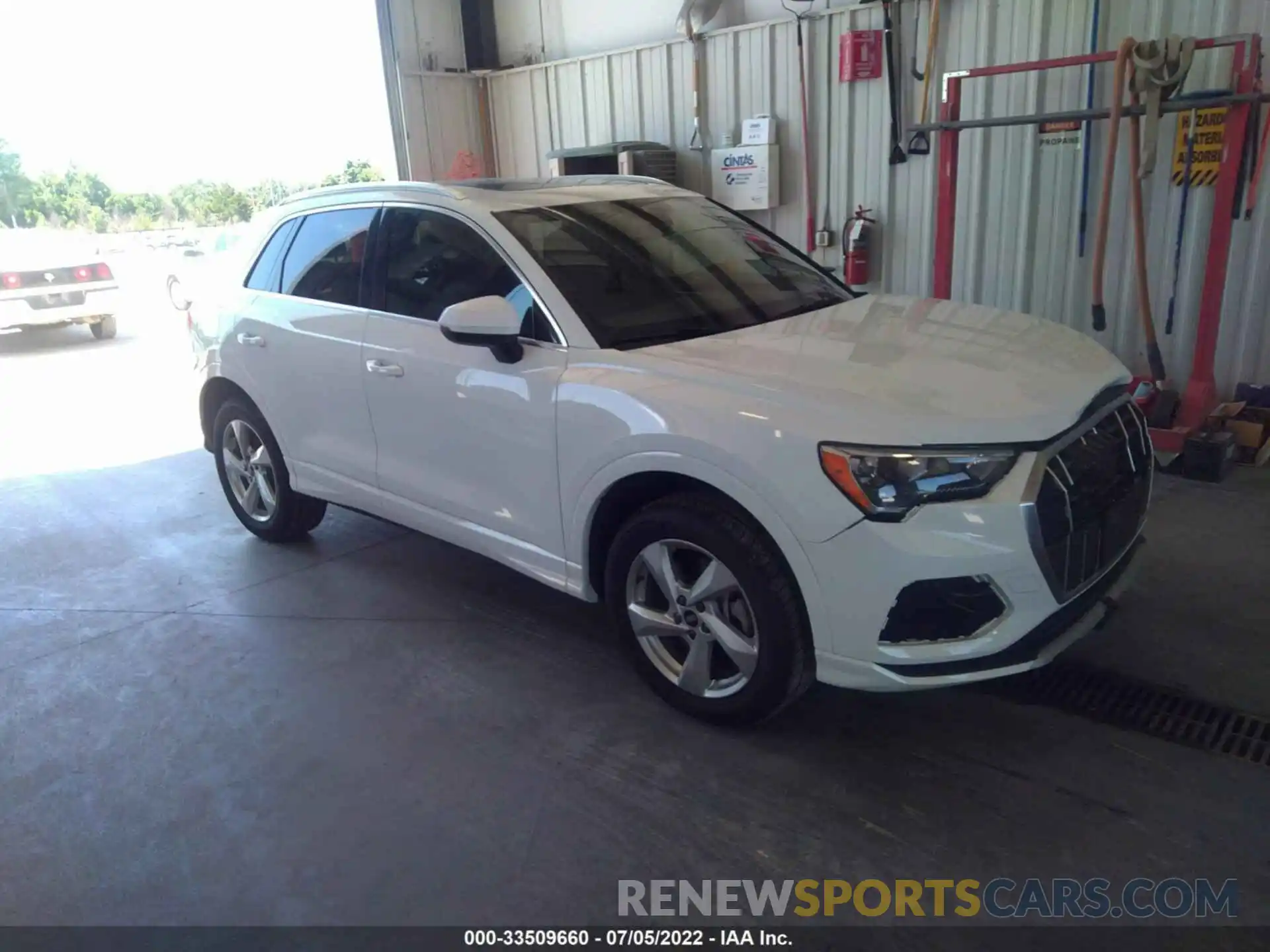 1 Photograph of a damaged car WA1AUCF38M1068102 AUDI Q3 2021