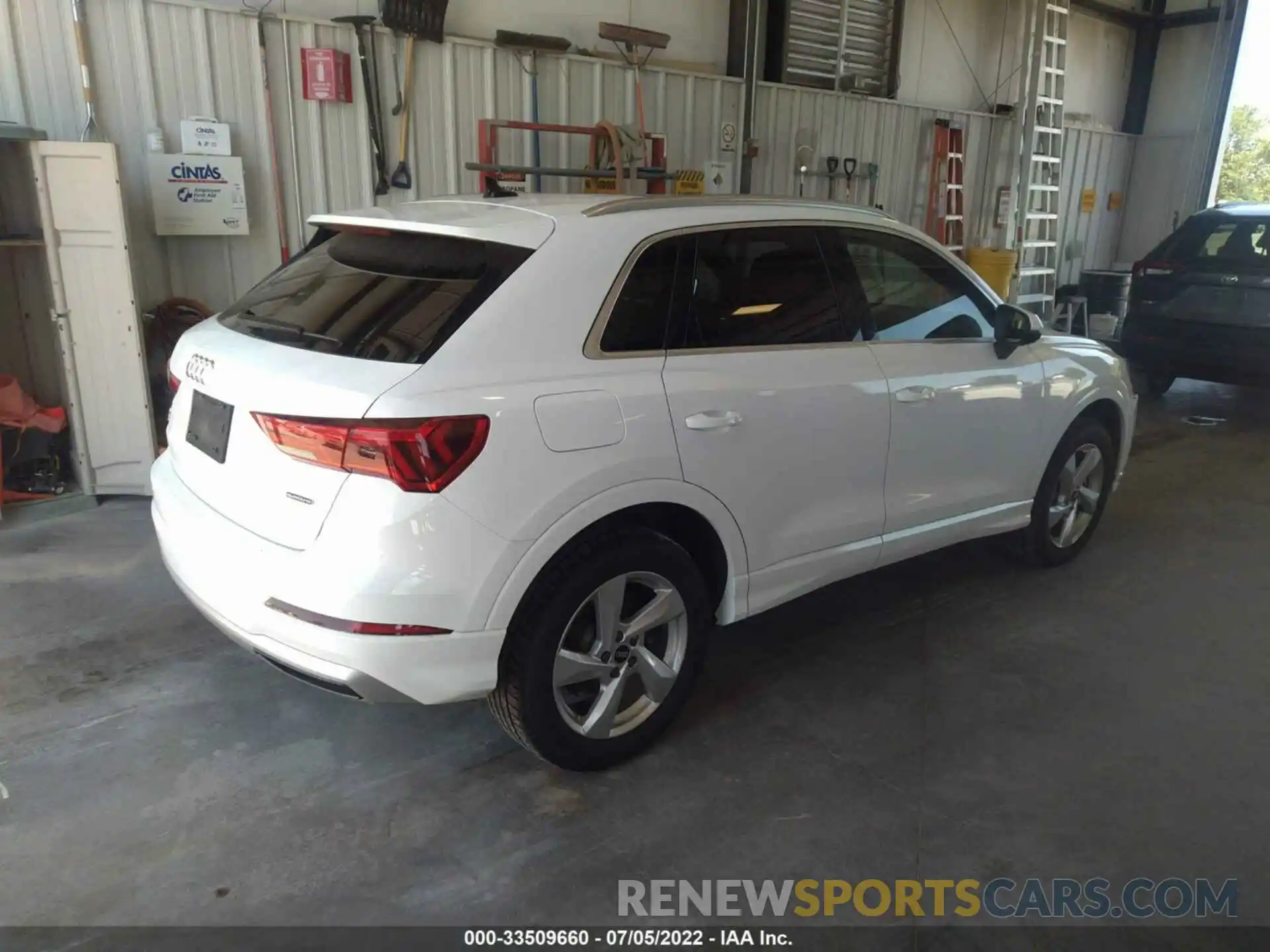 4 Photograph of a damaged car WA1AUCF38M1068102 AUDI Q3 2021