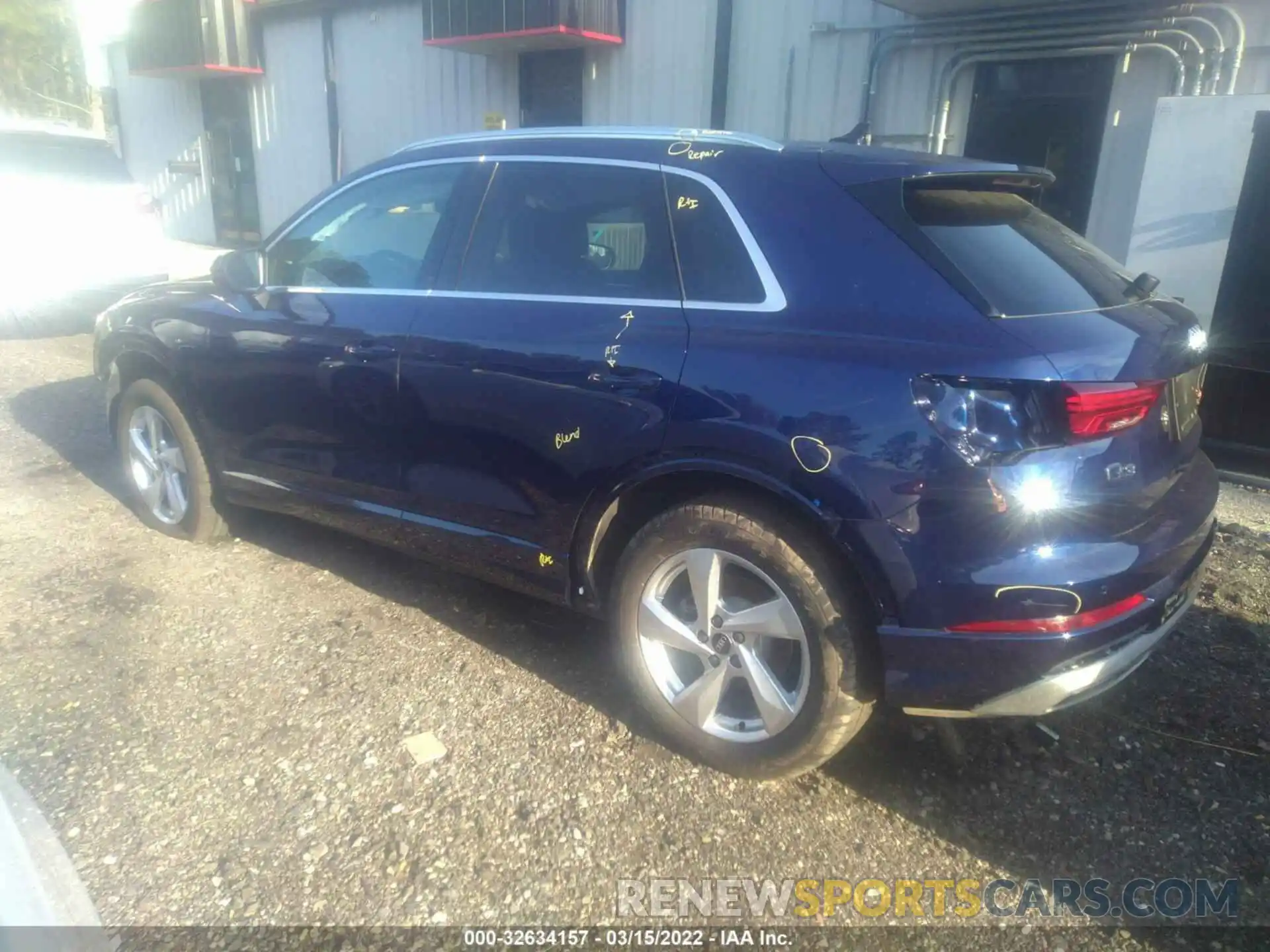 3 Photograph of a damaged car WA1AUCF38M1123924 AUDI Q3 2021