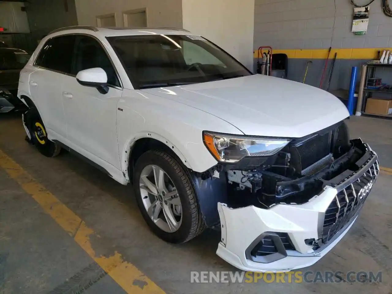 1 Photograph of a damaged car WA1DECF37M1023582 AUDI Q3 2021