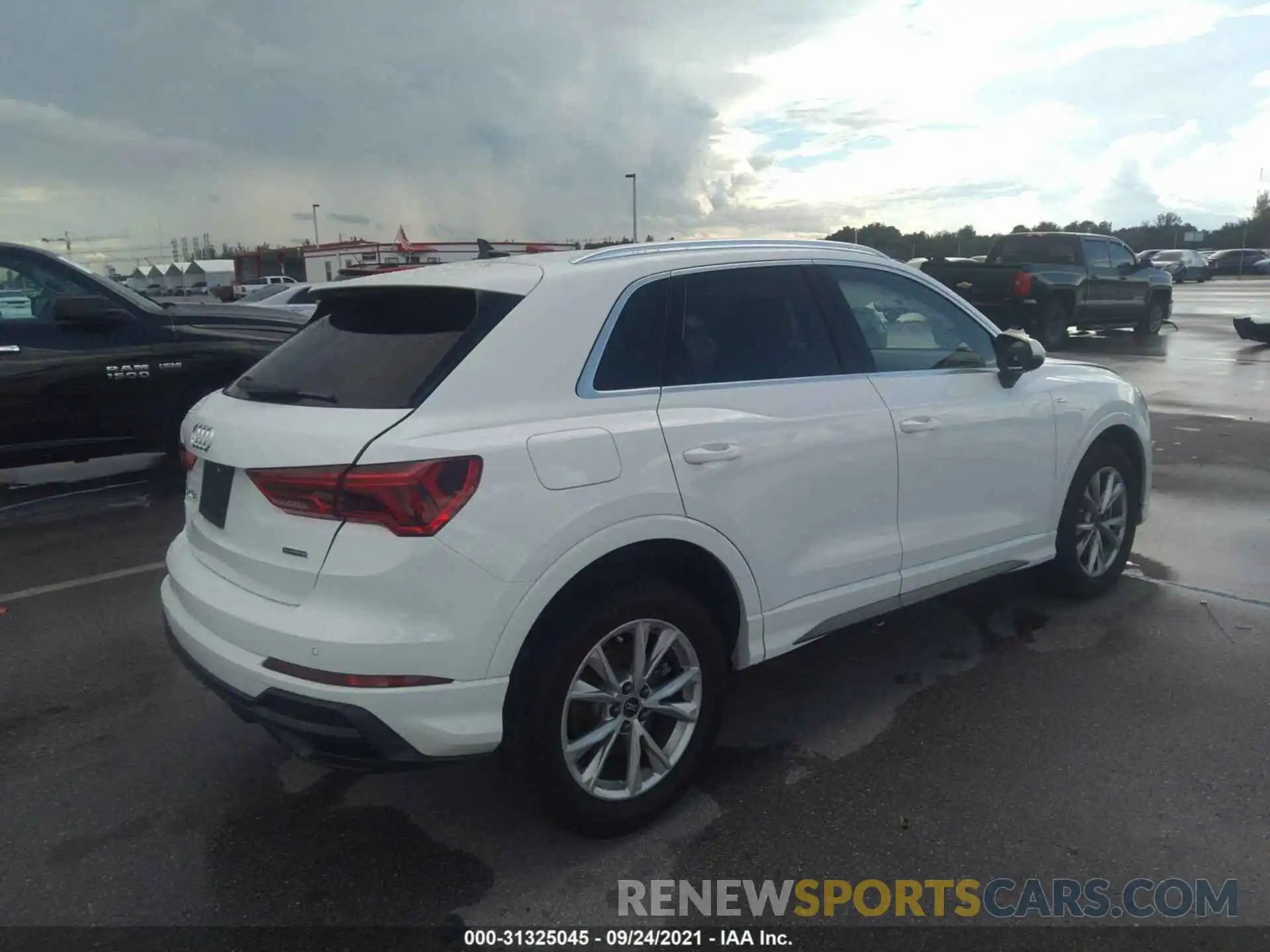 4 Photograph of a damaged car WA1DECF38M1035367 AUDI Q3 2021