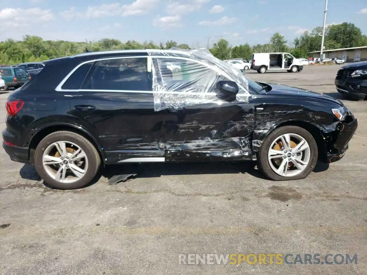 9 Photograph of a damaged car WA1EECF39M1036791 AUDI Q3 2021