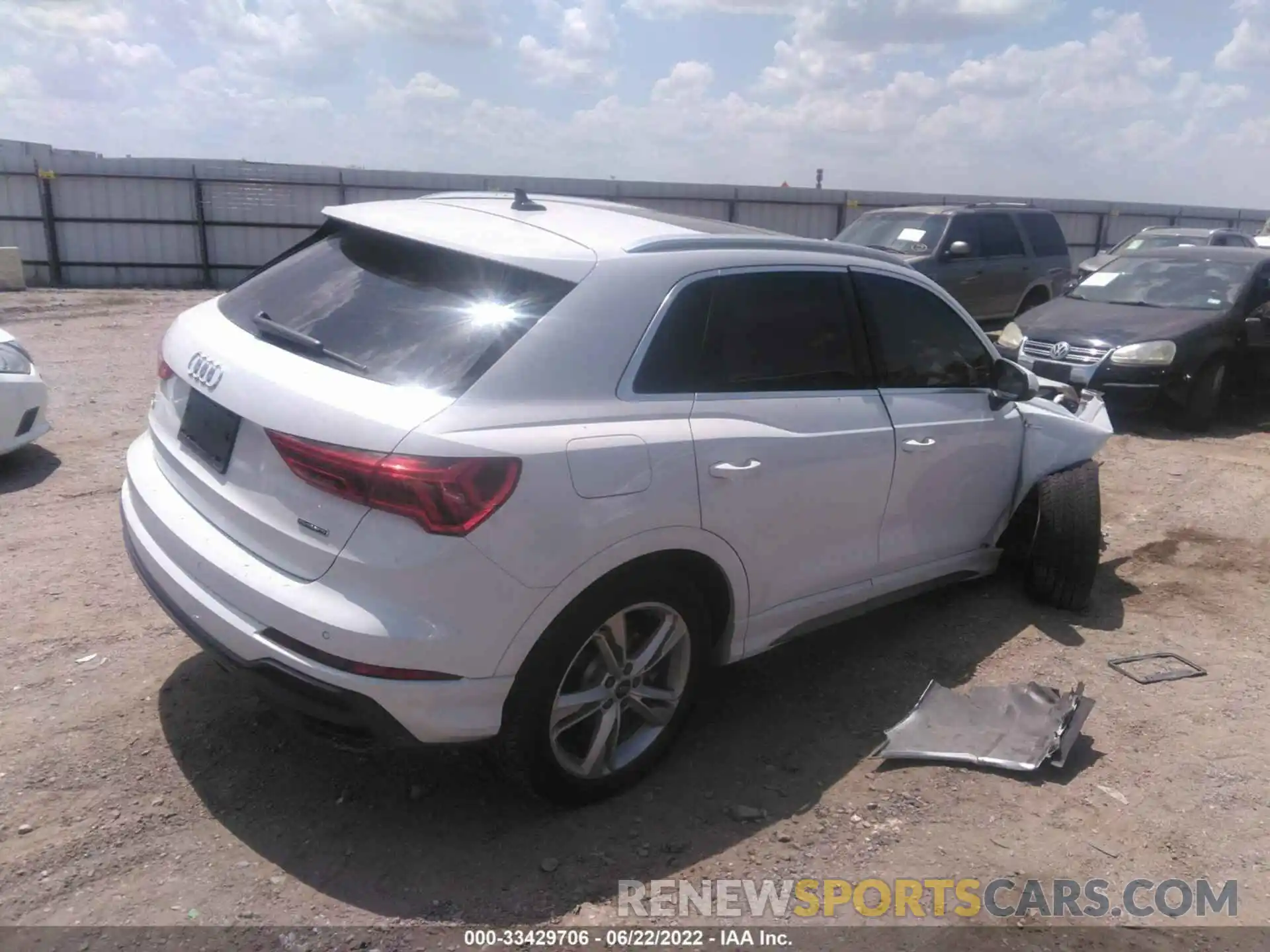 4 Photograph of a damaged car WA1EECF30N1021310 AUDI Q3 2022