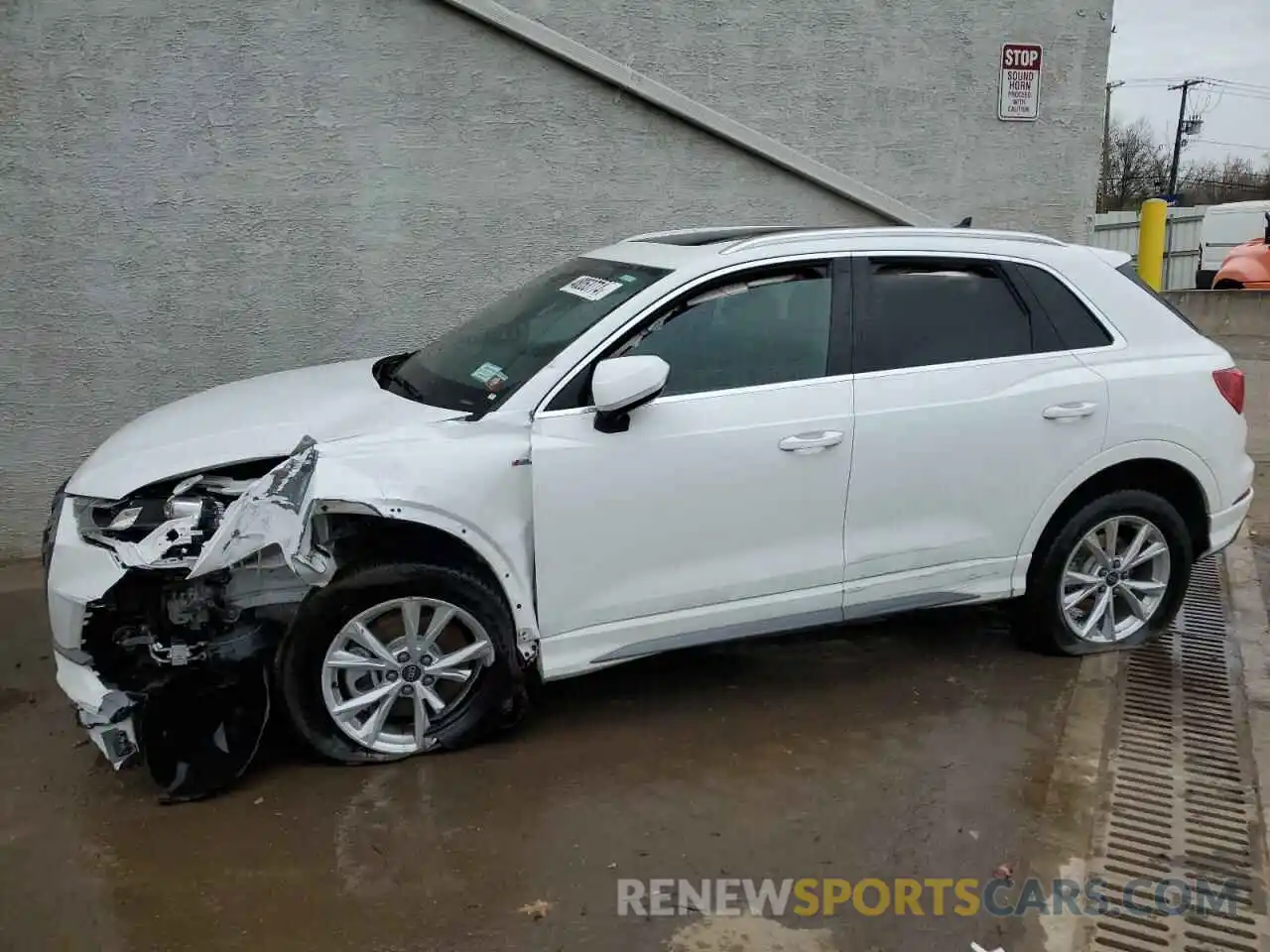 1 Photograph of a damaged car WA1DECF37P1107289 AUDI Q3 2023