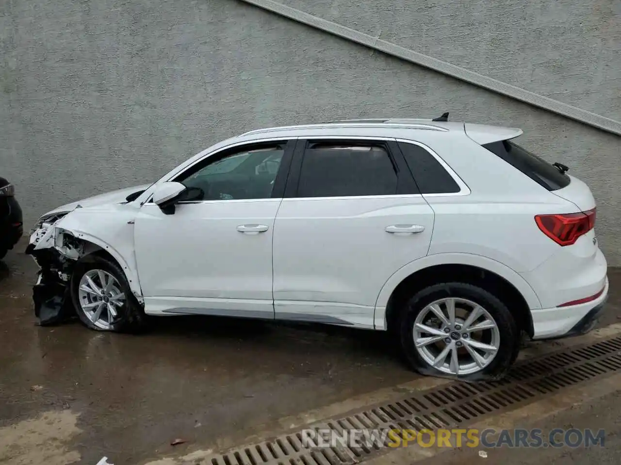 2 Photograph of a damaged car WA1DECF37P1107289 AUDI Q3 2023