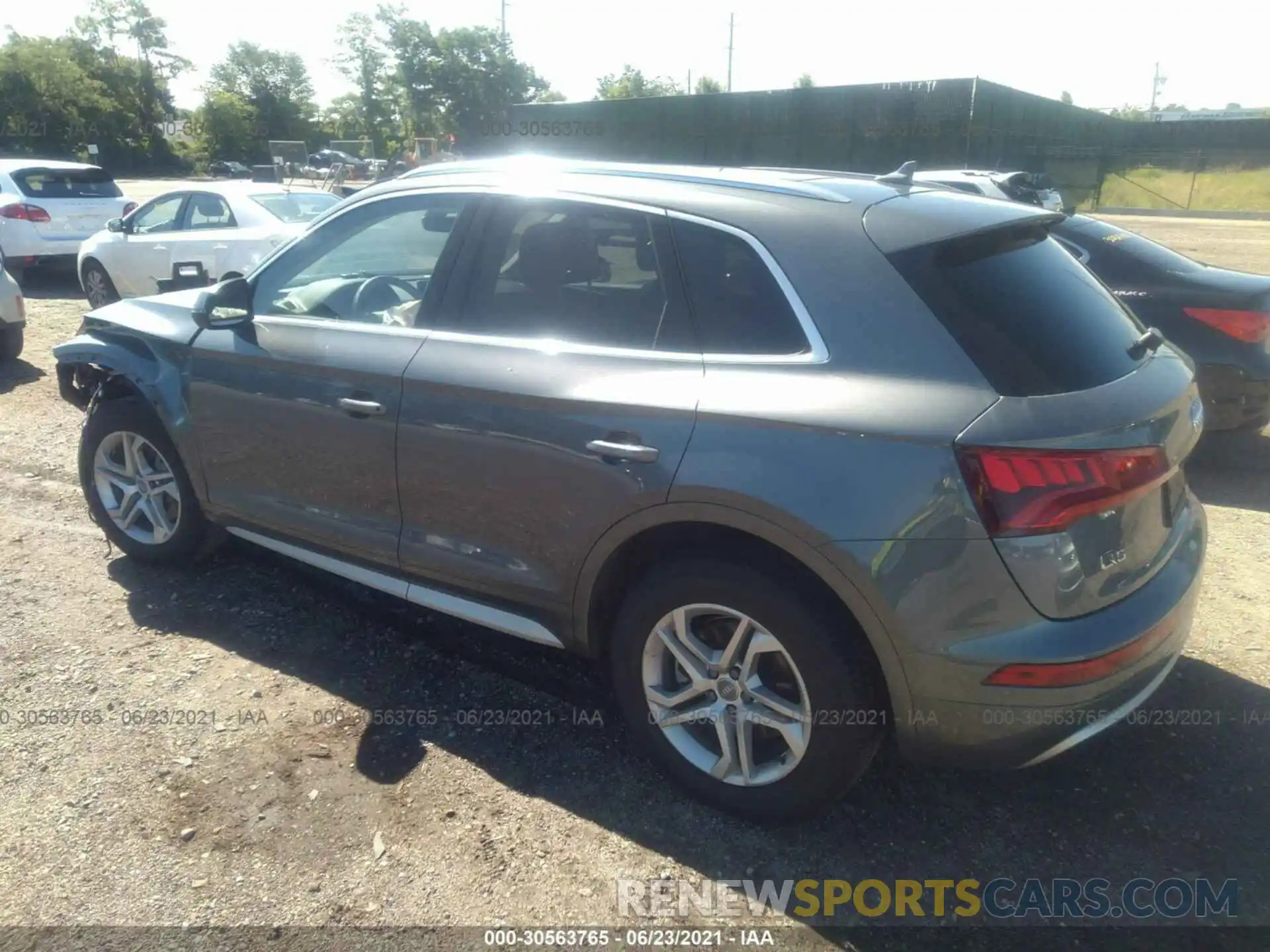 3 Фотография поврежденного автомобиля WA1ANAFY2K2072506 AUDI Q5 2019