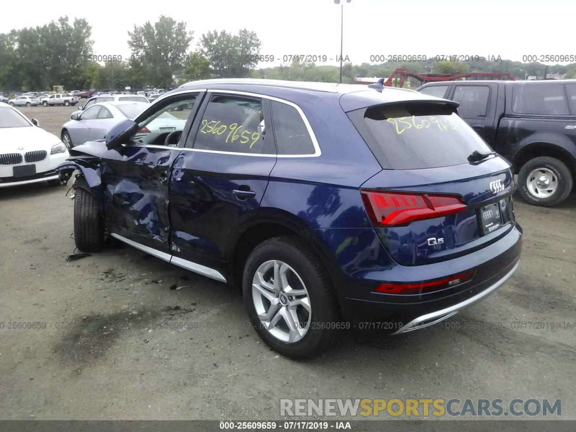 3 Фотография поврежденного автомобиля WA1ANAFY8K2079072 AUDI Q5 2019