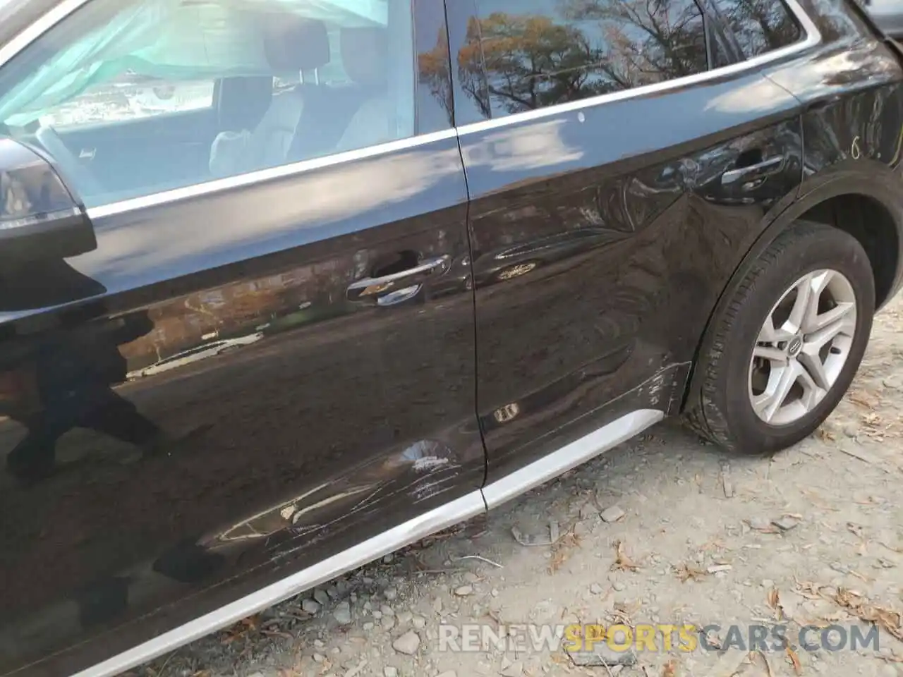 9 Photograph of a damaged car WA1ANAFY9K2075631 AUDI Q5 2019