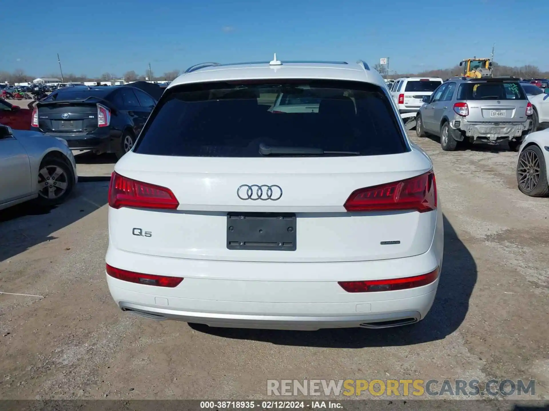 17 Photograph of a damaged car WA1ANAFY9K2096687 AUDI Q5 2019