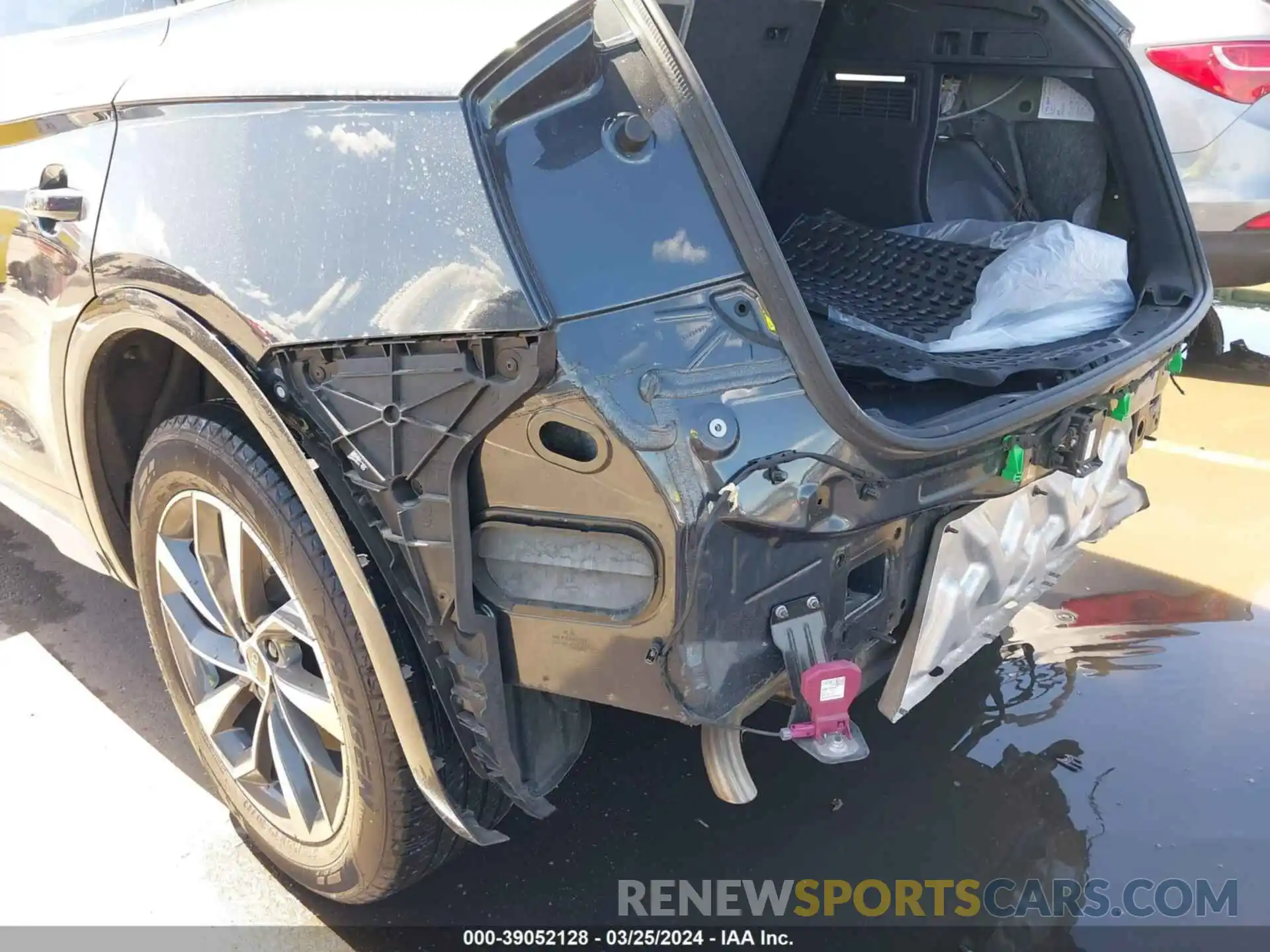 18 Photograph of a damaged car WA1BAAFY0M2049292 AUDI Q5 2021