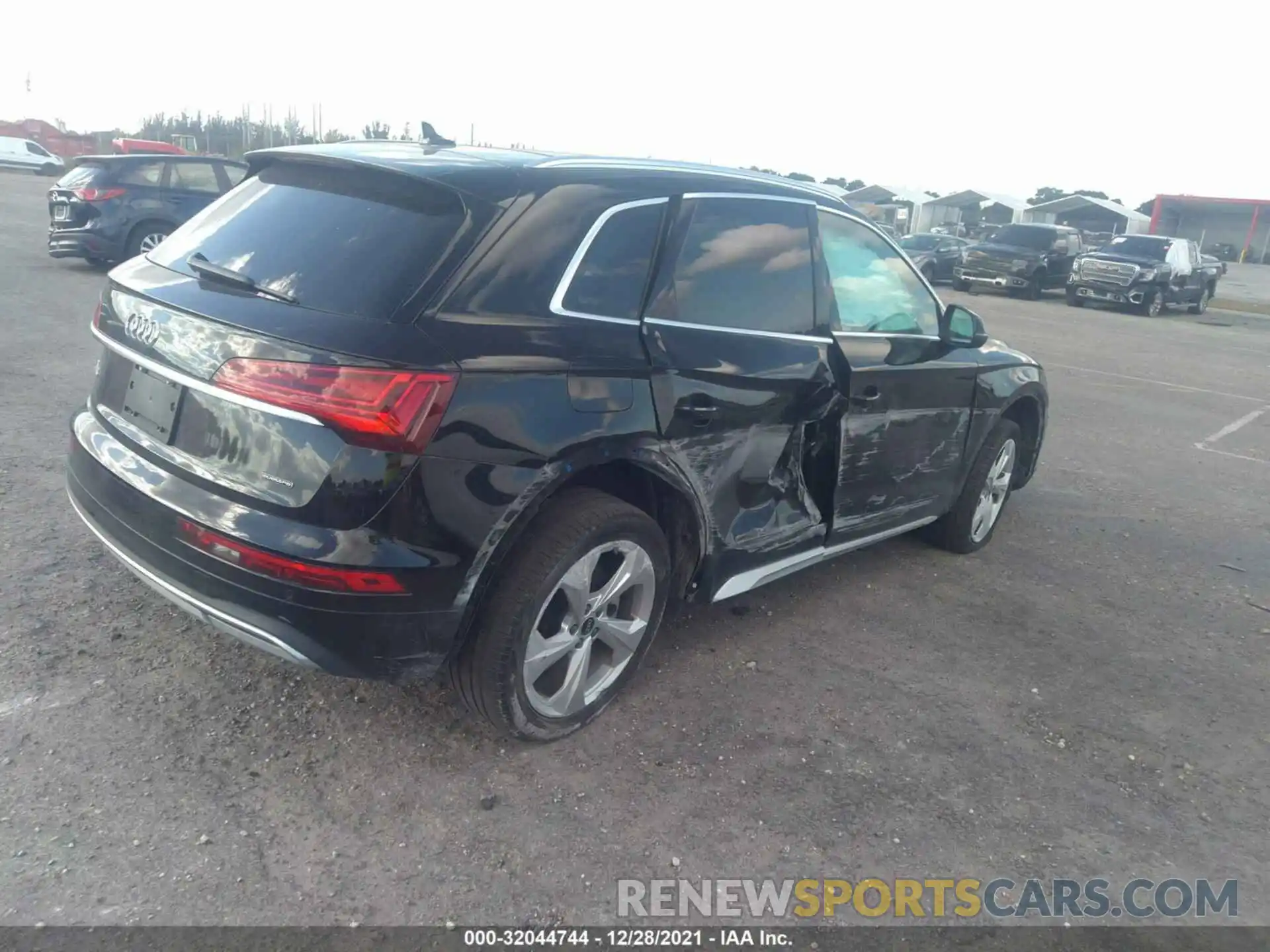 4 Photograph of a damaged car WA1BAAFY5M2022590 AUDI Q5 2021