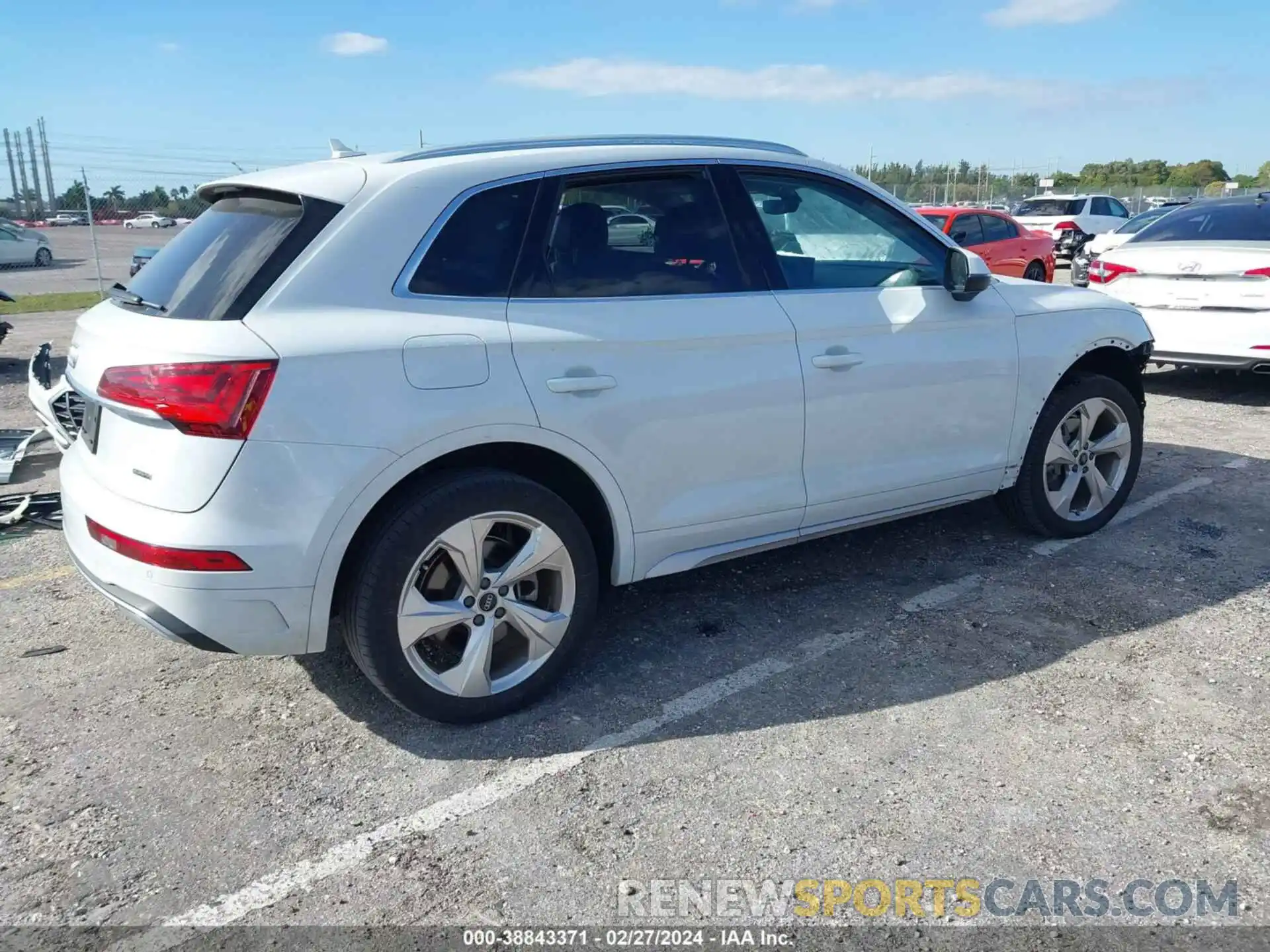 4 Photograph of a damaged car WA1BAAFY7M2060175 AUDI Q5 2021