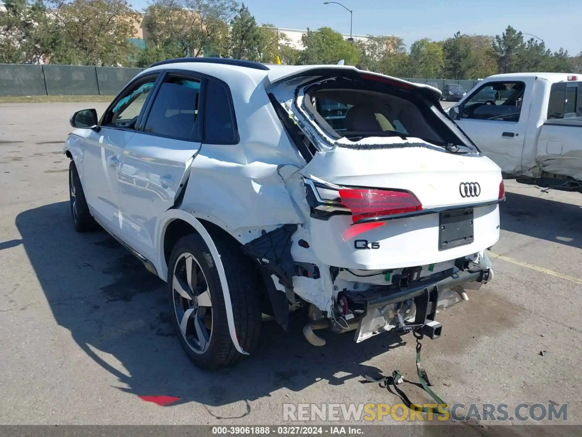 18 Photograph of a damaged car WA1EAAFY9N2122609 AUDI Q5 2022