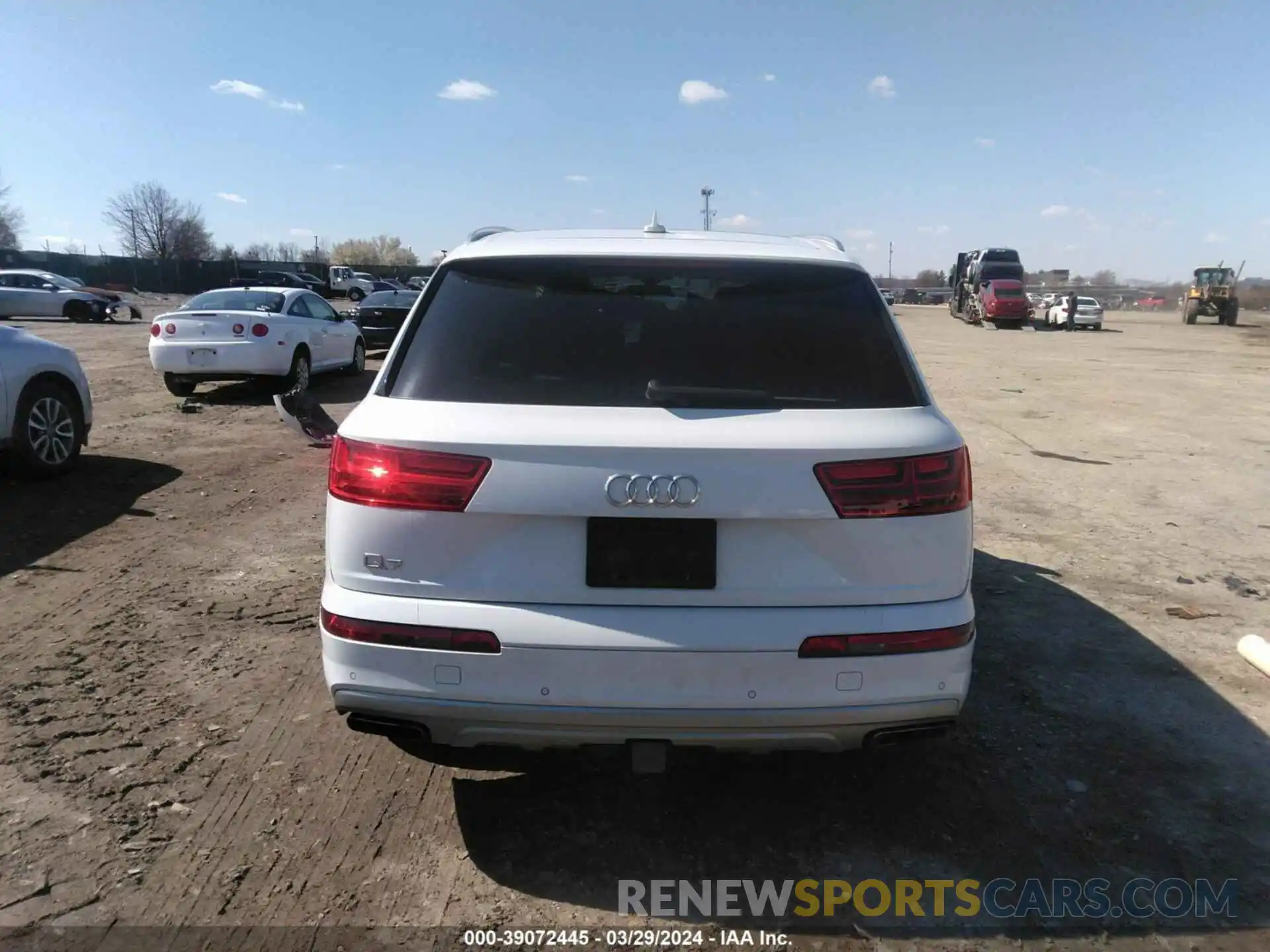 17 Photograph of a damaged car WA1VAAF71KD008305 AUDI Q7 2019