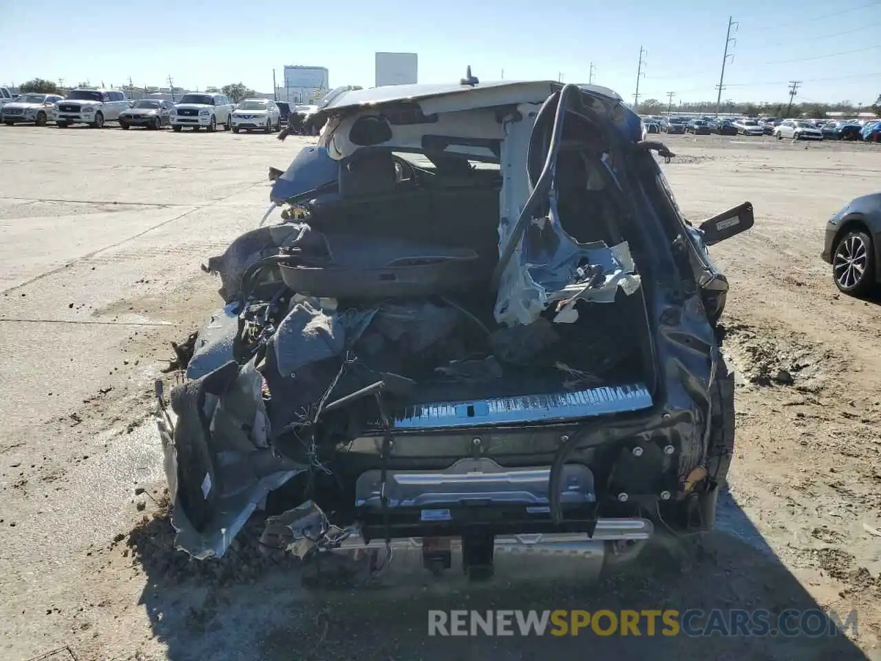 6 Photograph of a damaged car WA1EVAF12MD006016 AUDI Q8 2021