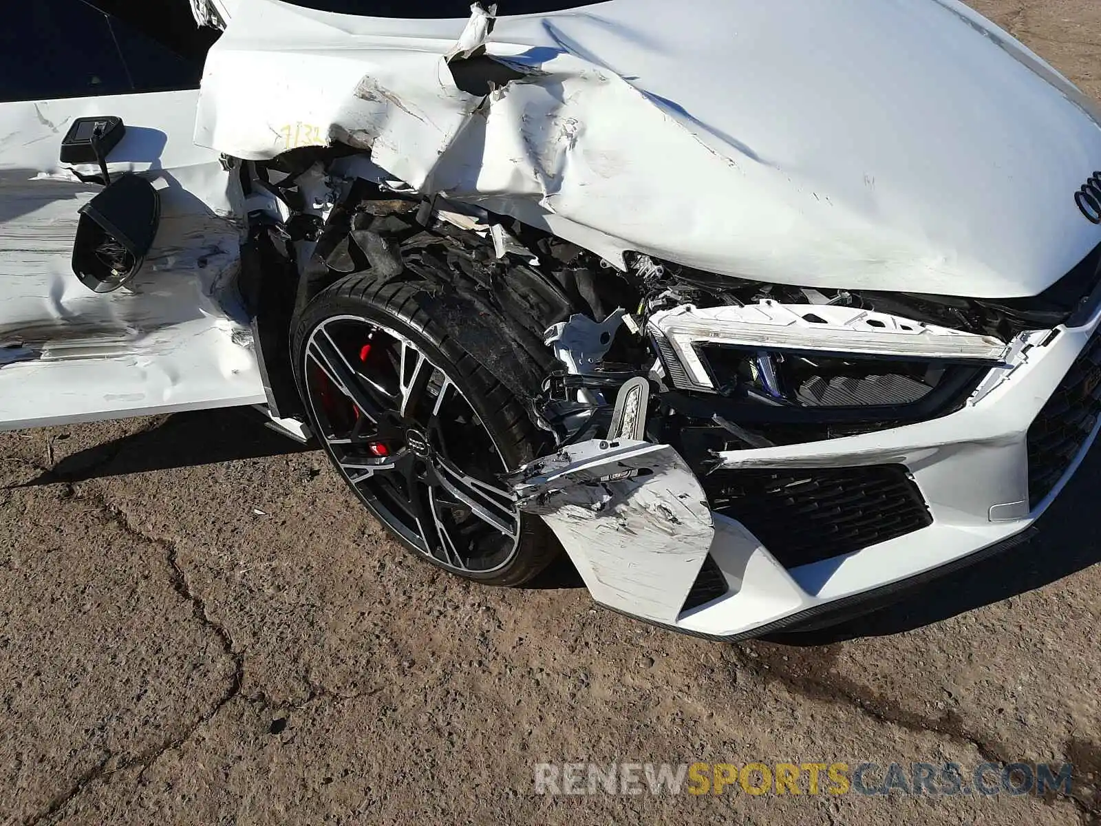 9 Photograph of a damaged car WUAKBAFX5L7900727 AUDI R8 2020