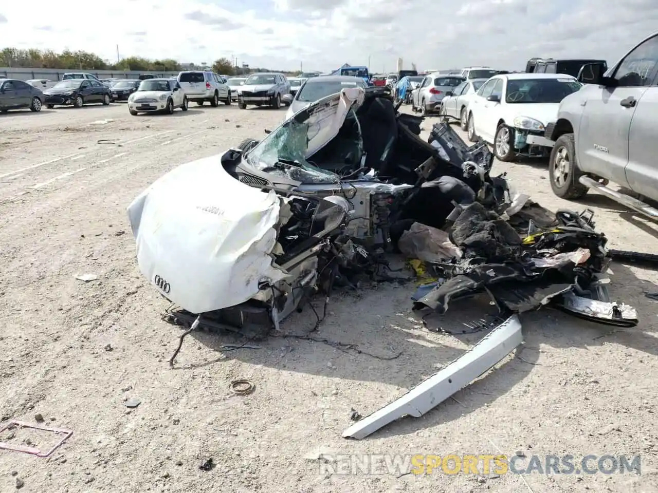 2 Photograph of a damaged car WUAKBAFX7L7901507 AUDI R8 2020