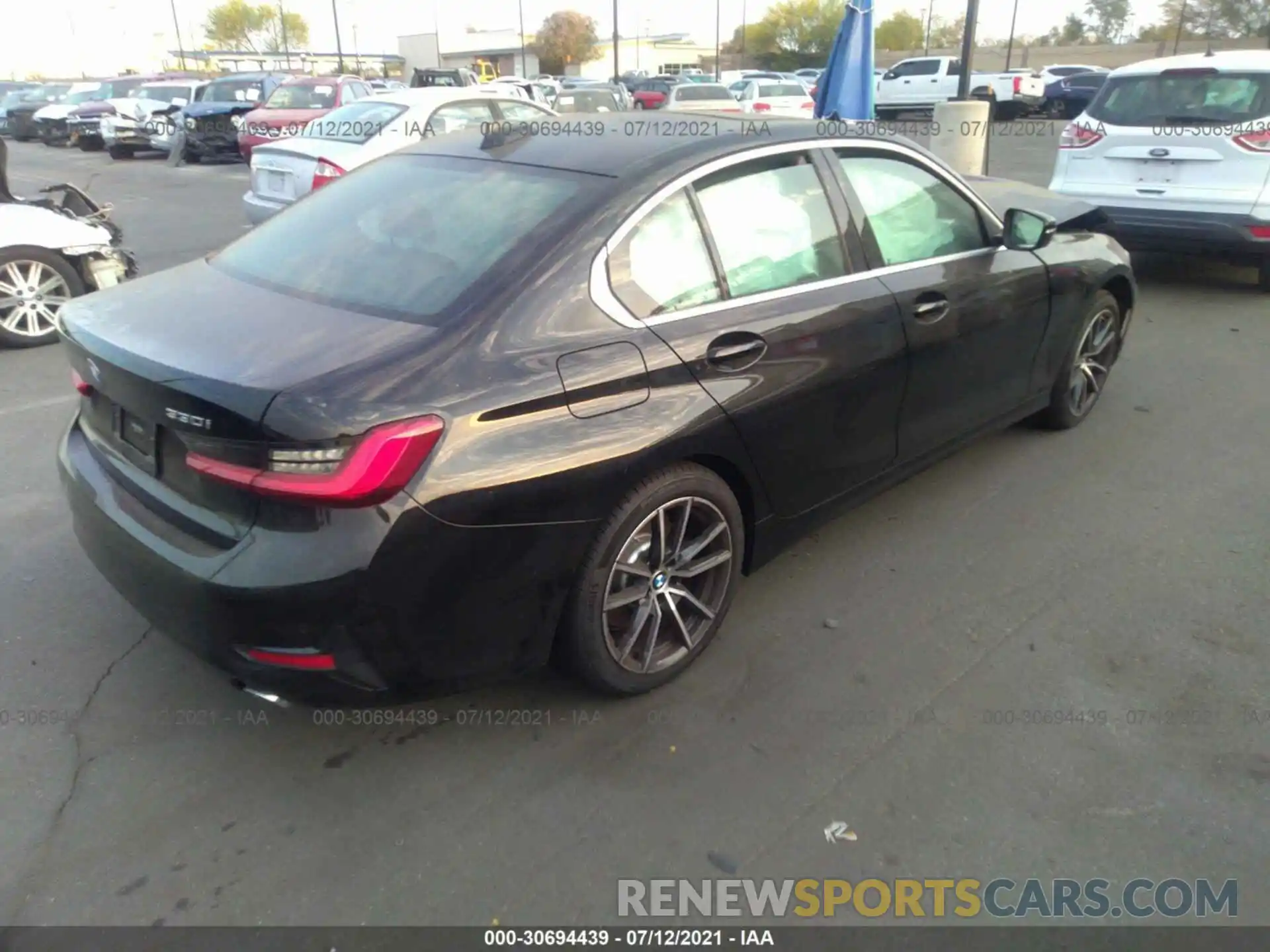 4 Photograph of a damaged car 3MW5R1J04L8B32198 BMW 3 SERIES 2020