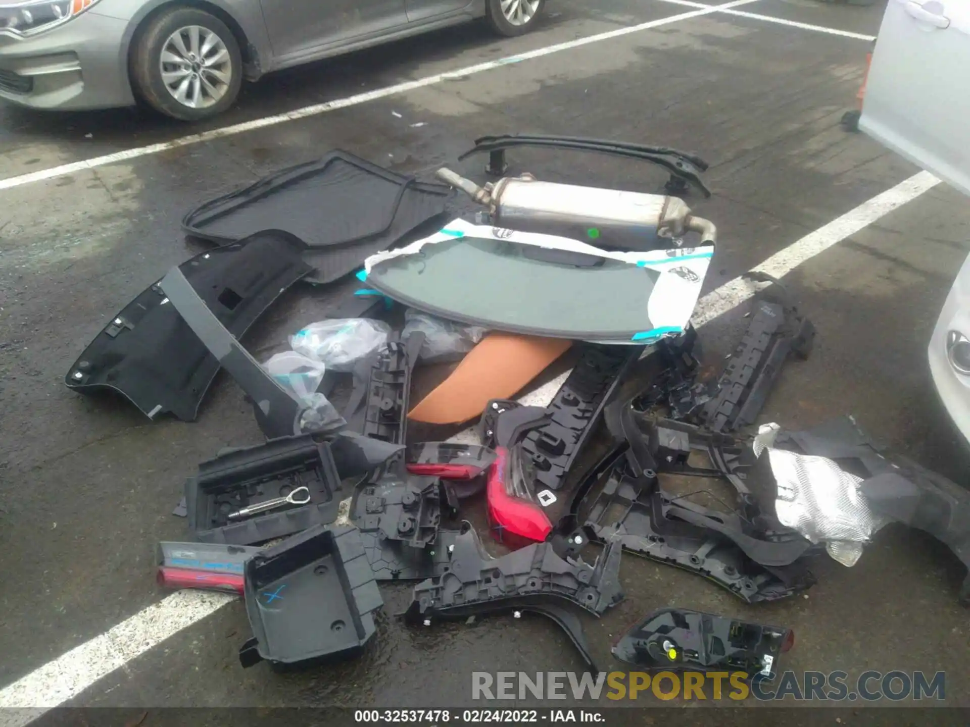 12 Photograph of a damaged car 3MW5R7J0XM8C01657 BMW 3 SERIES 2021