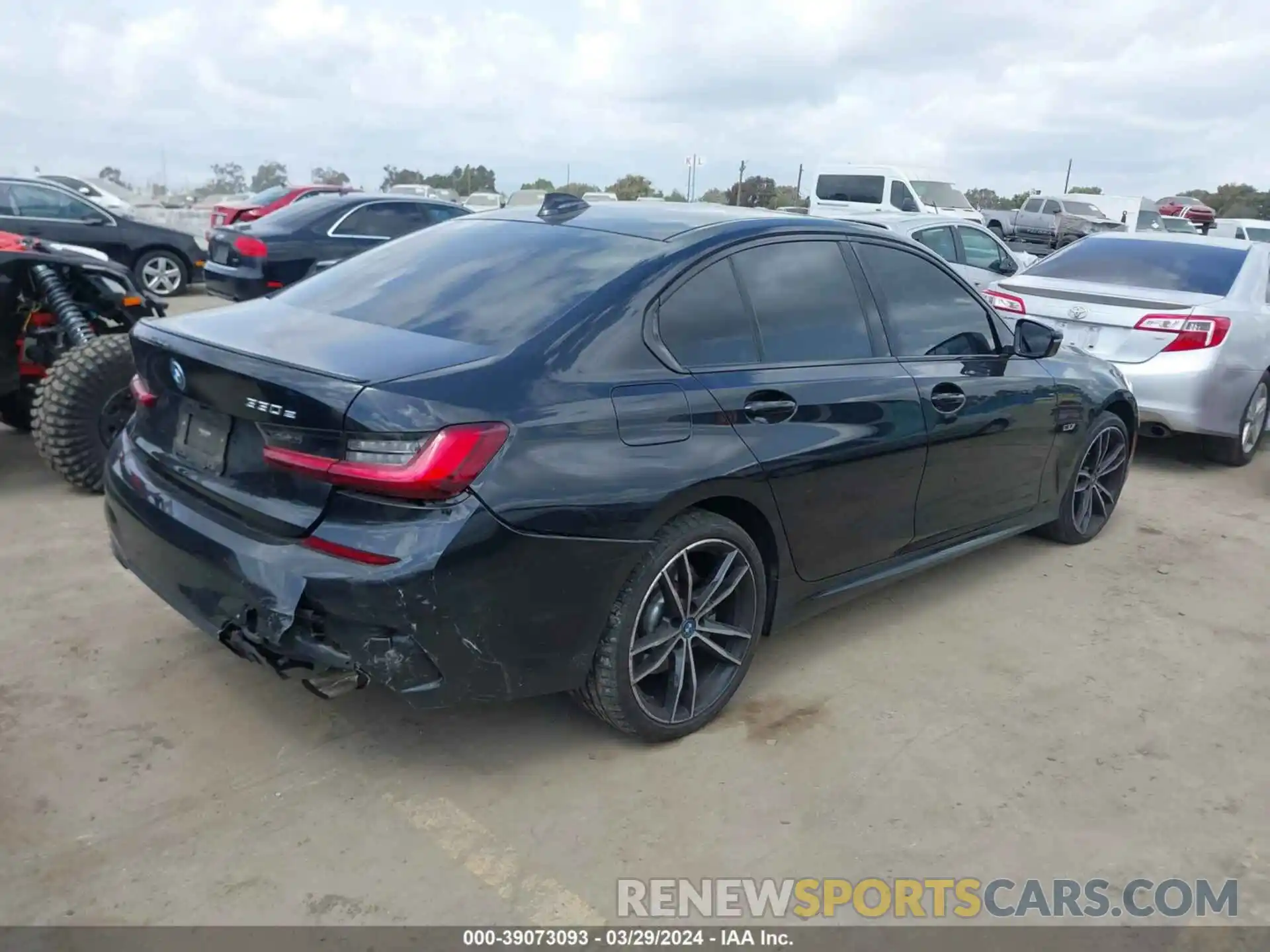 4 Photograph of a damaged car 3MW5P7J01N8C61785 BMW 3 SERIES 2022