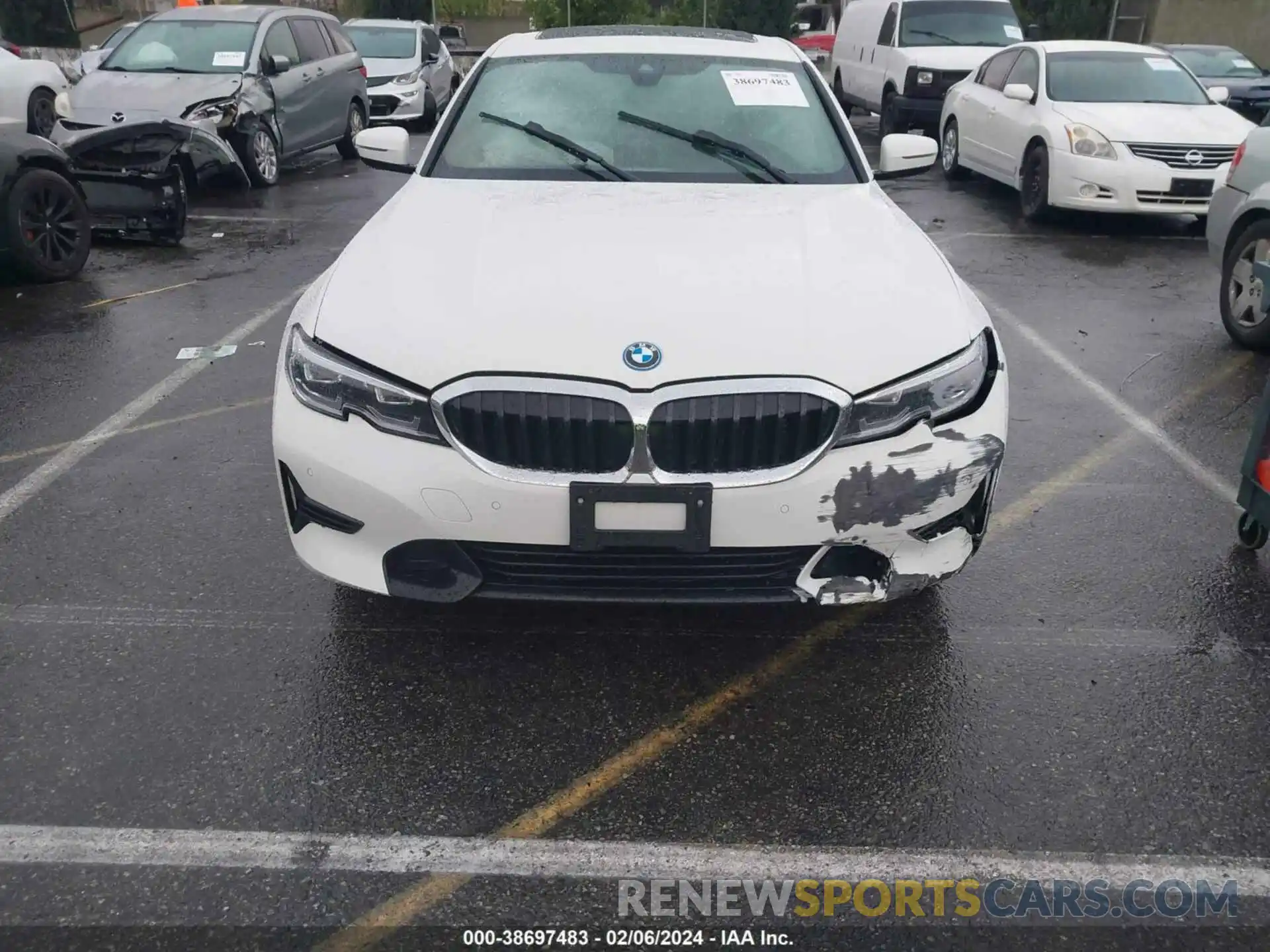 12 Photograph of a damaged car 3MW5P7J03N8C68608 BMW 3 SERIES 2022