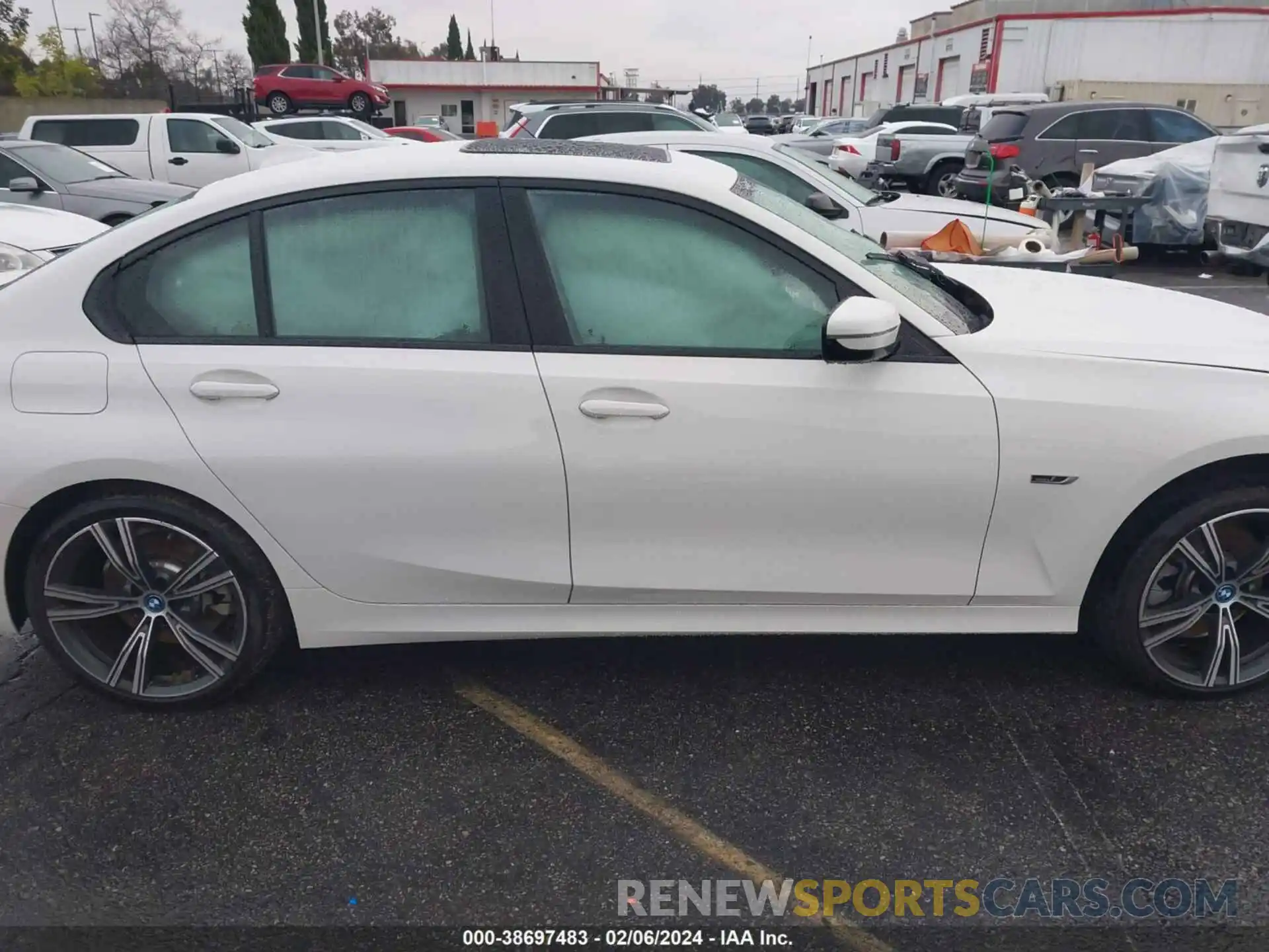 13 Photograph of a damaged car 3MW5P7J03N8C68608 BMW 3 SERIES 2022