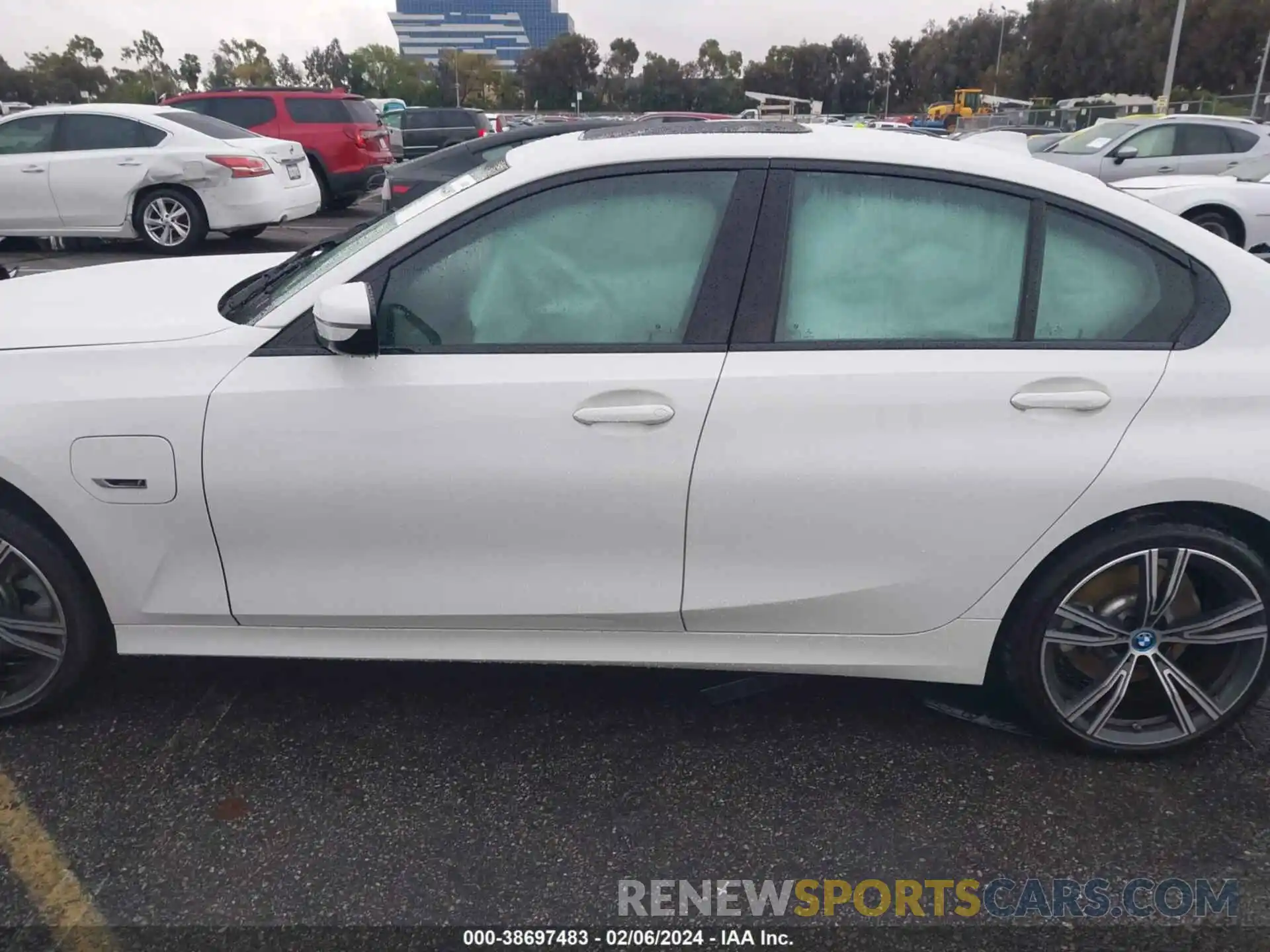 14 Photograph of a damaged car 3MW5P7J03N8C68608 BMW 3 SERIES 2022