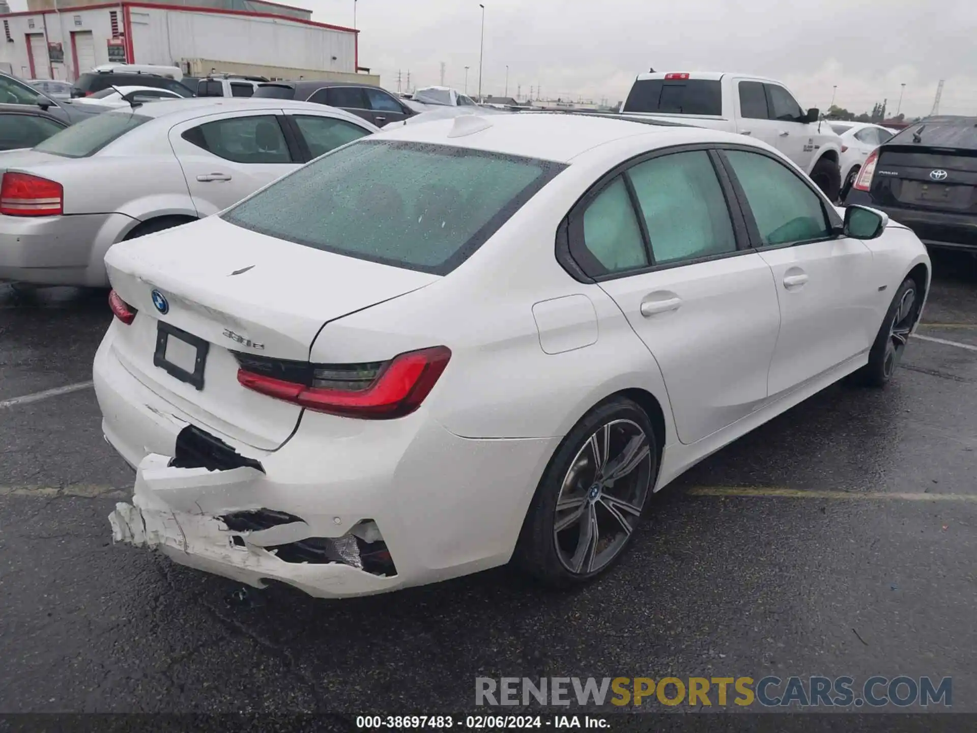 4 Photograph of a damaged car 3MW5P7J03N8C68608 BMW 3 SERIES 2022