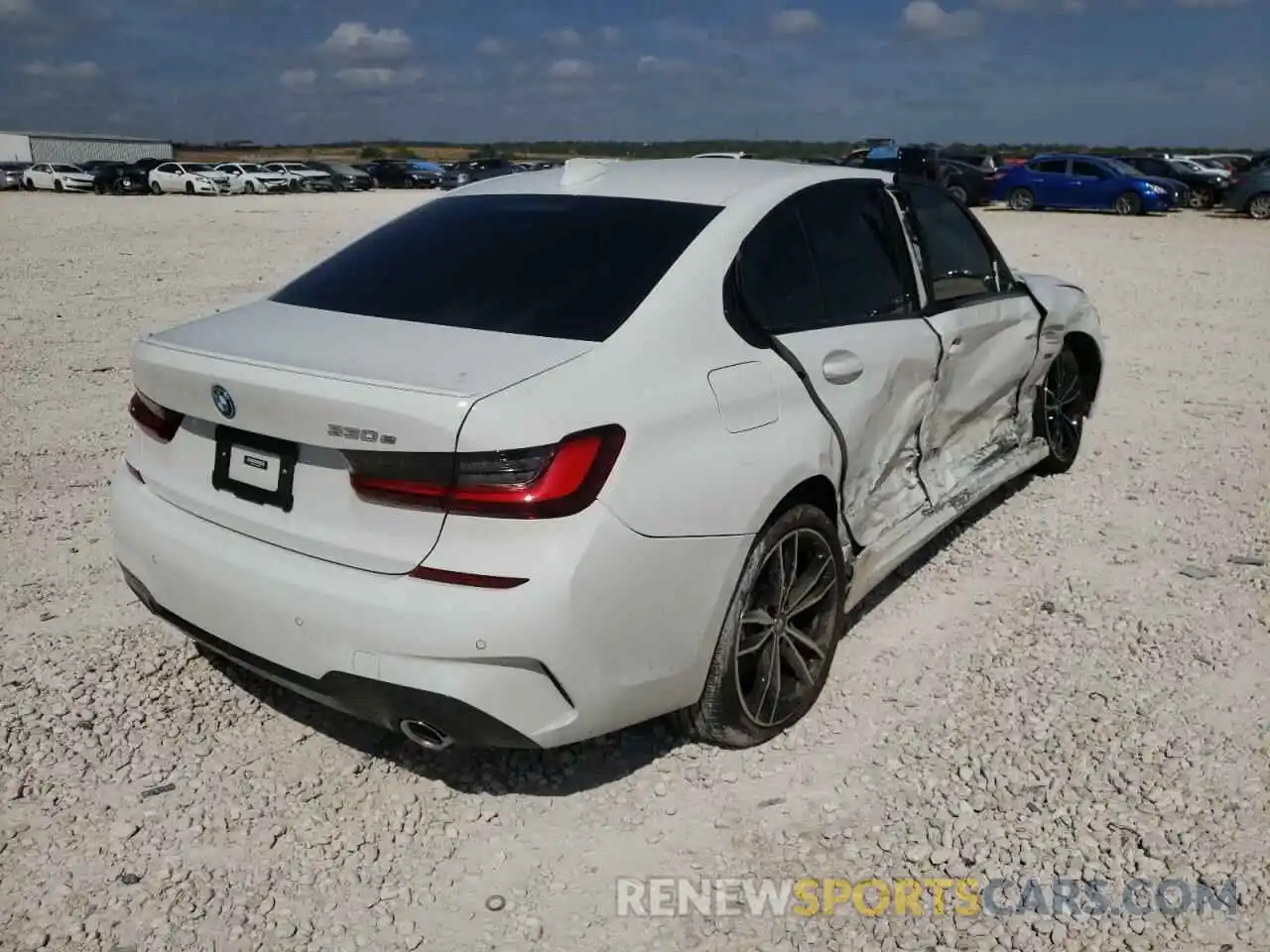 4 Photograph of a damaged car 3MW5P7J06N8C62723 BMW 3 SERIES 2022