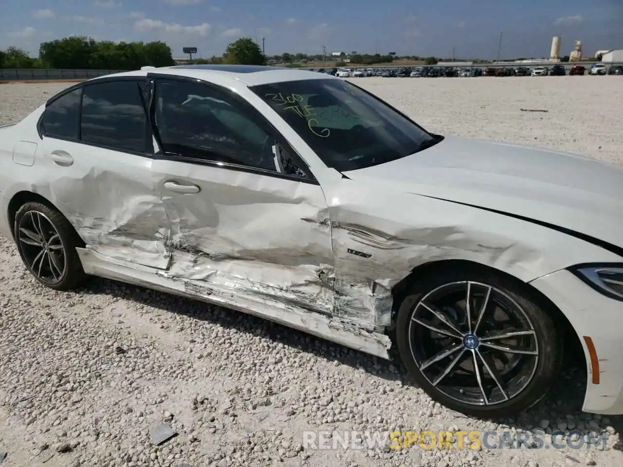 9 Photograph of a damaged car 3MW5P7J06N8C62723 BMW 3 SERIES 2022