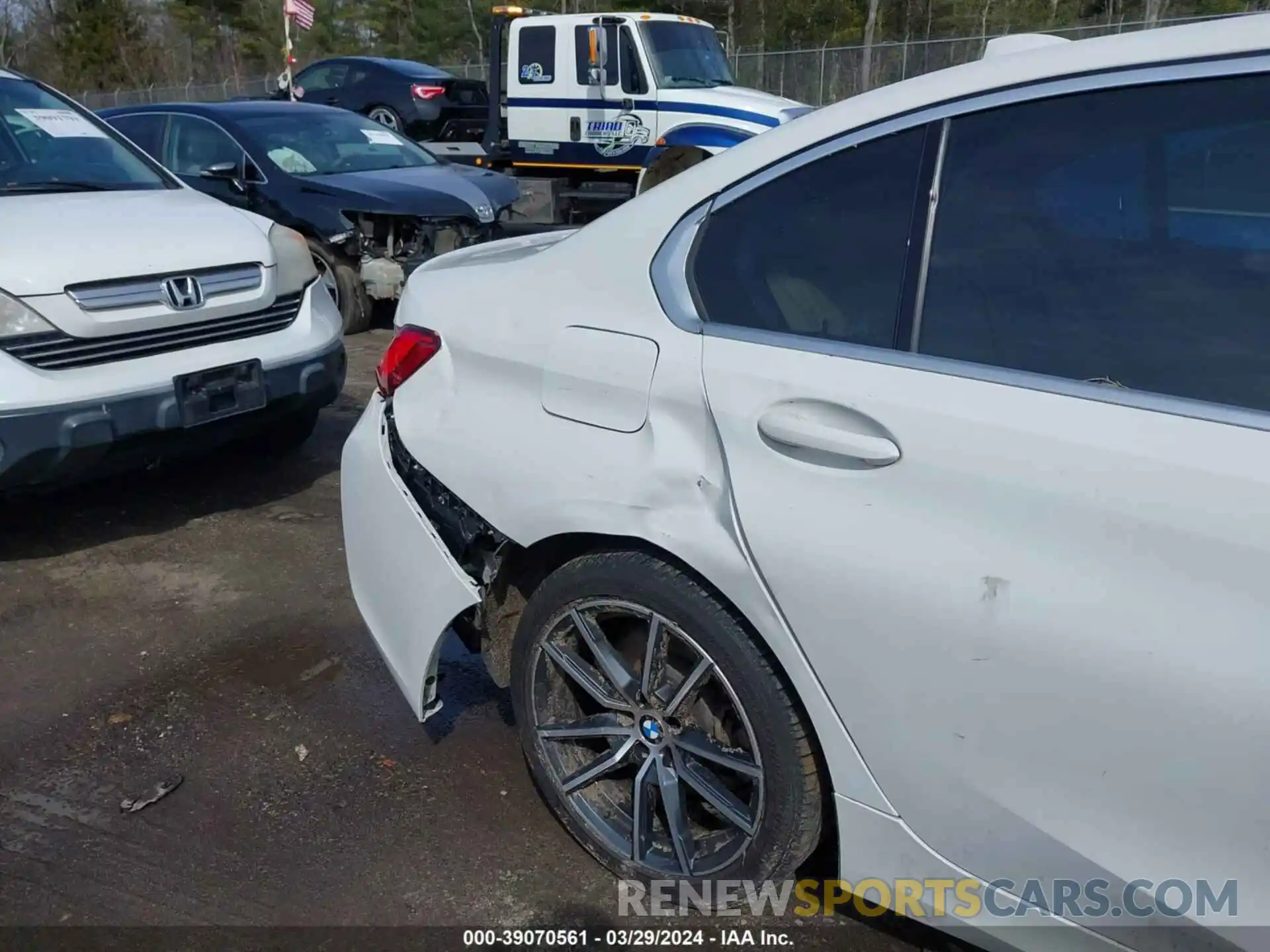 17 Photograph of a damaged car 3MW5R7J5XK8B00126 BMW 330I 2019