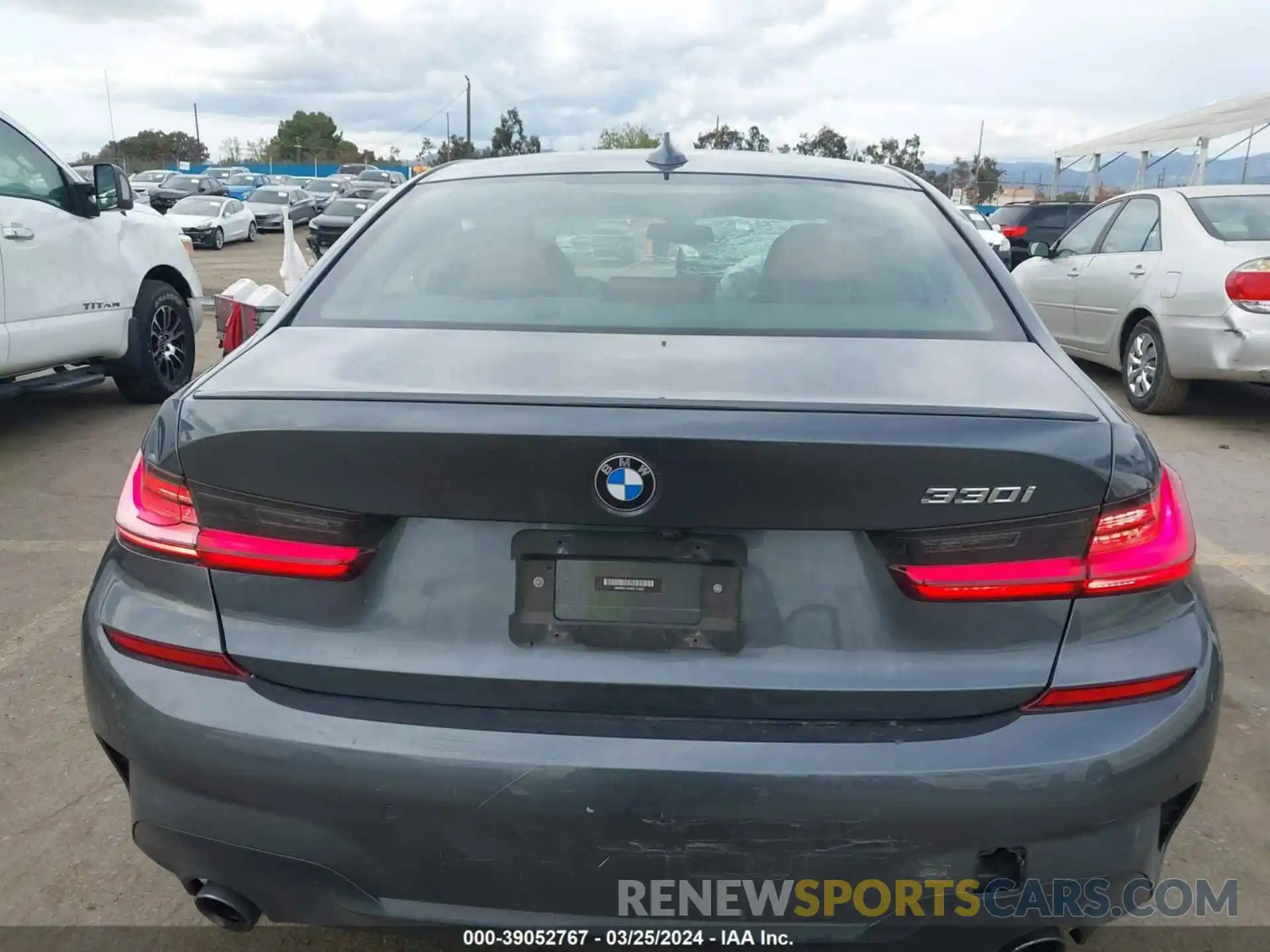 16 Photograph of a damaged car 3MW5R1J04N8C72643 BMW 330I 2022