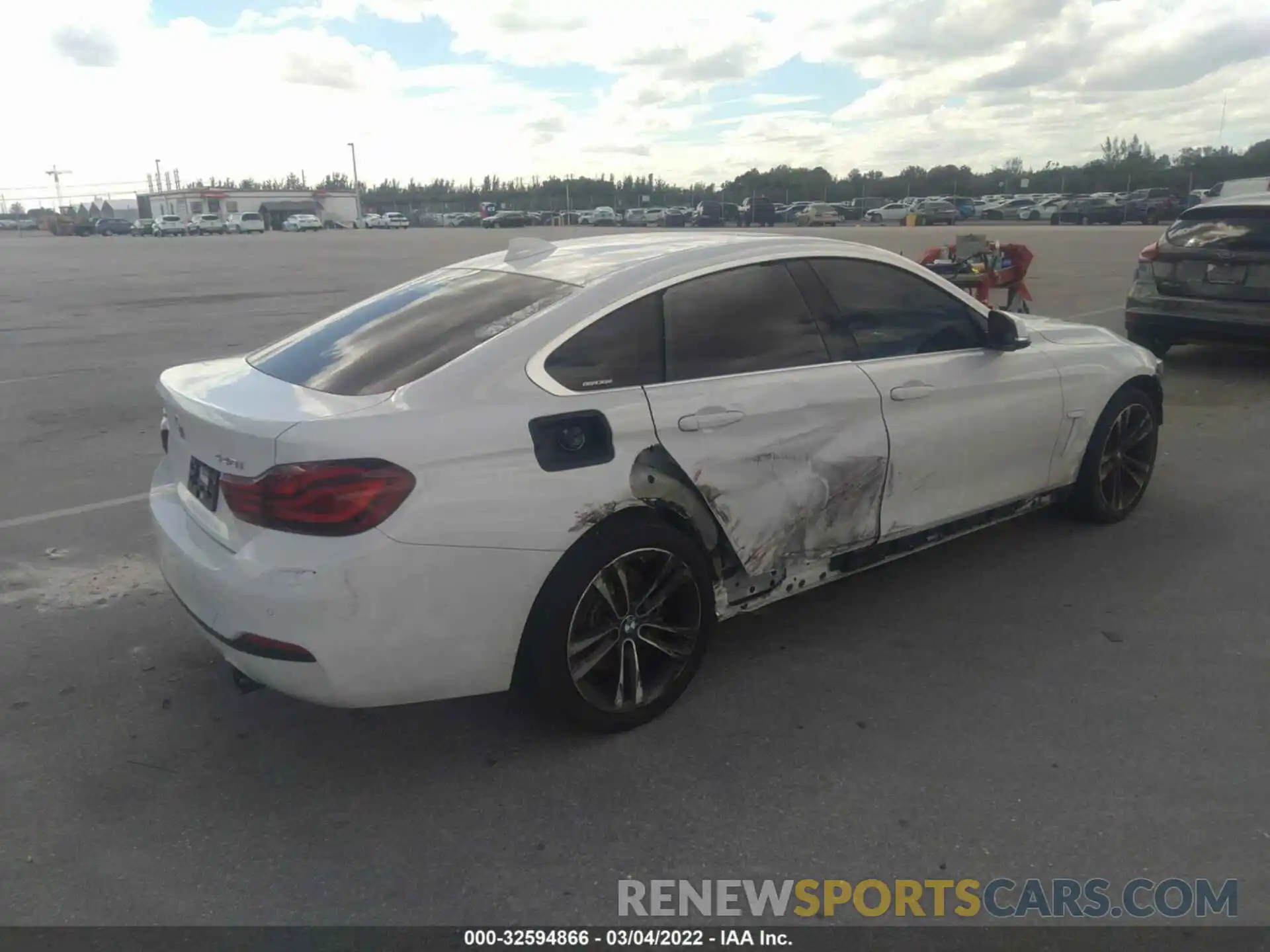 4 Photograph of a damaged car WBA4J7C08LBV99495 BMW 4 SERIES 2020