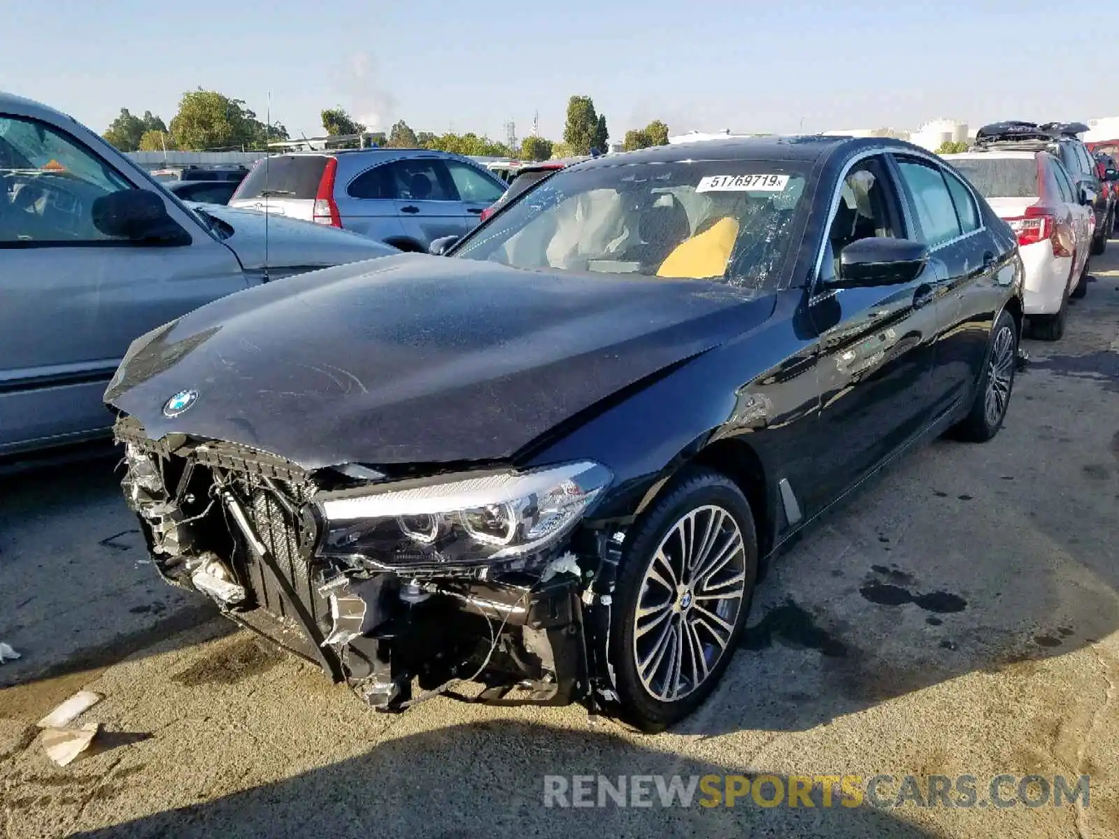 2 Фотография поврежденного автомобиля WBAJA5C56KBX87739 BMW 5 SERIES 2019